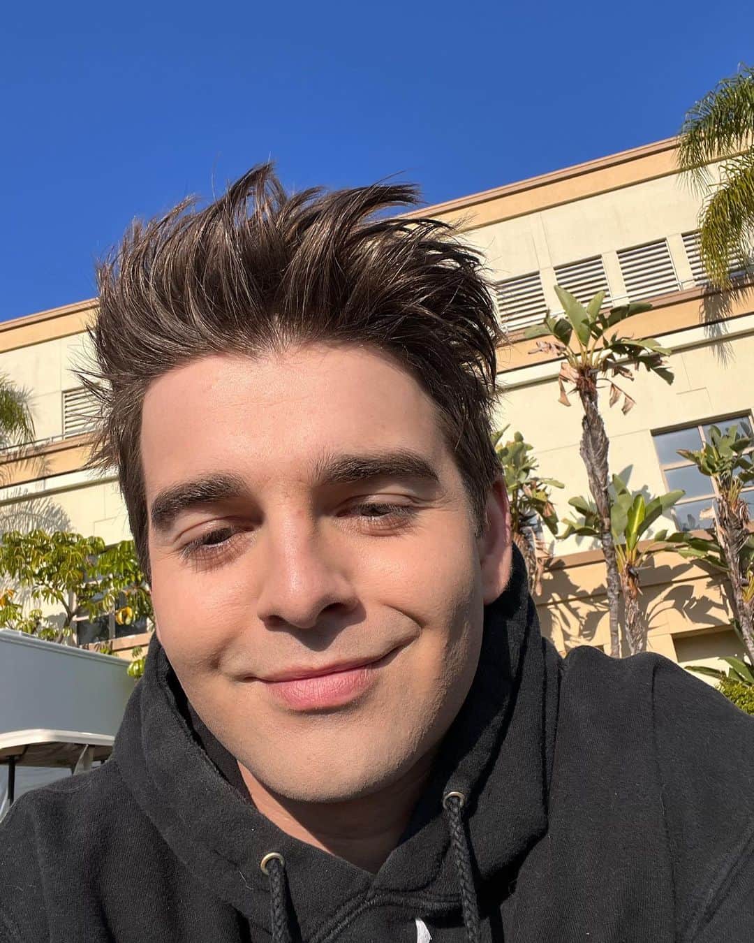 ジャック・グリフォーのインスタグラム：「And just like that, it’s the last day.   I could thank so many people from Jed, Kira, the cast, writers, producers, the fine people at Nickelodeon who believed in us from the start. Props, costumes, camera department, DGA, lighting department, production assistants, editors, sound department, hair and make up, electric, craft services, the stunt team, casting.   But more than all those people I want to personally thank you. You let us in to your living rooms, your lives, from ur tv, laptop, tablet, your cell phone. You made this train go. The Thundermans has been single handedly and by far THE most impactful experience of my life and getting to come back six years later, just for a month, has been a great joy.   It’s been an honor and a pleasure representing the teen boy. Showing that despite all that life has to offer, the most important thing is family, and your relationships with the people you love. And that good will always win over evil. Max taught me that, I hope he taught you too. Till next time ⚡️」