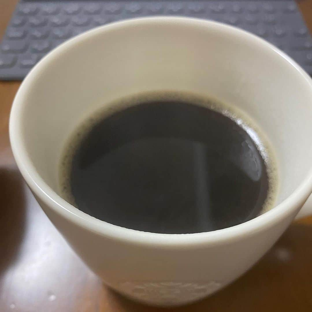 カバさんのインスタグラム写真 - (カバInstagram)「コーヒーチャレンジ☕️  おはようございます！ 本日もコーヒーから！ (45日目)  今日は朝からパン屋さん。 まずはコーンバターの仕込から始まります。そして終われば、僕のパン作りの仕事は終わりです。  なーんもパン作ってへんがなっ って思われそうですが、 今日は他のスタッフがいるのでお任せします。  ここから事務の仕事、5月の予定確認等々、それっぽいことをたっぷり時間を使ってやっていきます。  今夜は中高時代の柔道部の後輩とご飯会です。 久しぶりに会う可愛いくて生意気な後輩です。楽しみ楽しみ。  夕方から雨っぽいですが、 今日も一日楽しみましょう！  皆さん、今日も良い一日を！  #吉本新喜劇 #カバ #コーヒーチャレンジ #苦手なコーヒーをお茶の感覚で飲めるようになるまでの道のり #コーヒー #coffee #コーヒーチャレンジ #coffeechallenge #カフェ #Caffe #吉本新喜劇 #yoshimotoshinkigeki #カバ #kaba #カフェ巡り #喫茶店巡り #カバッチグー #どーゆーそれー #次はどこでコーヒー嗜も？ #皆さん、今日も良い一日を！」4月29日 5時30分 - kabaking0129