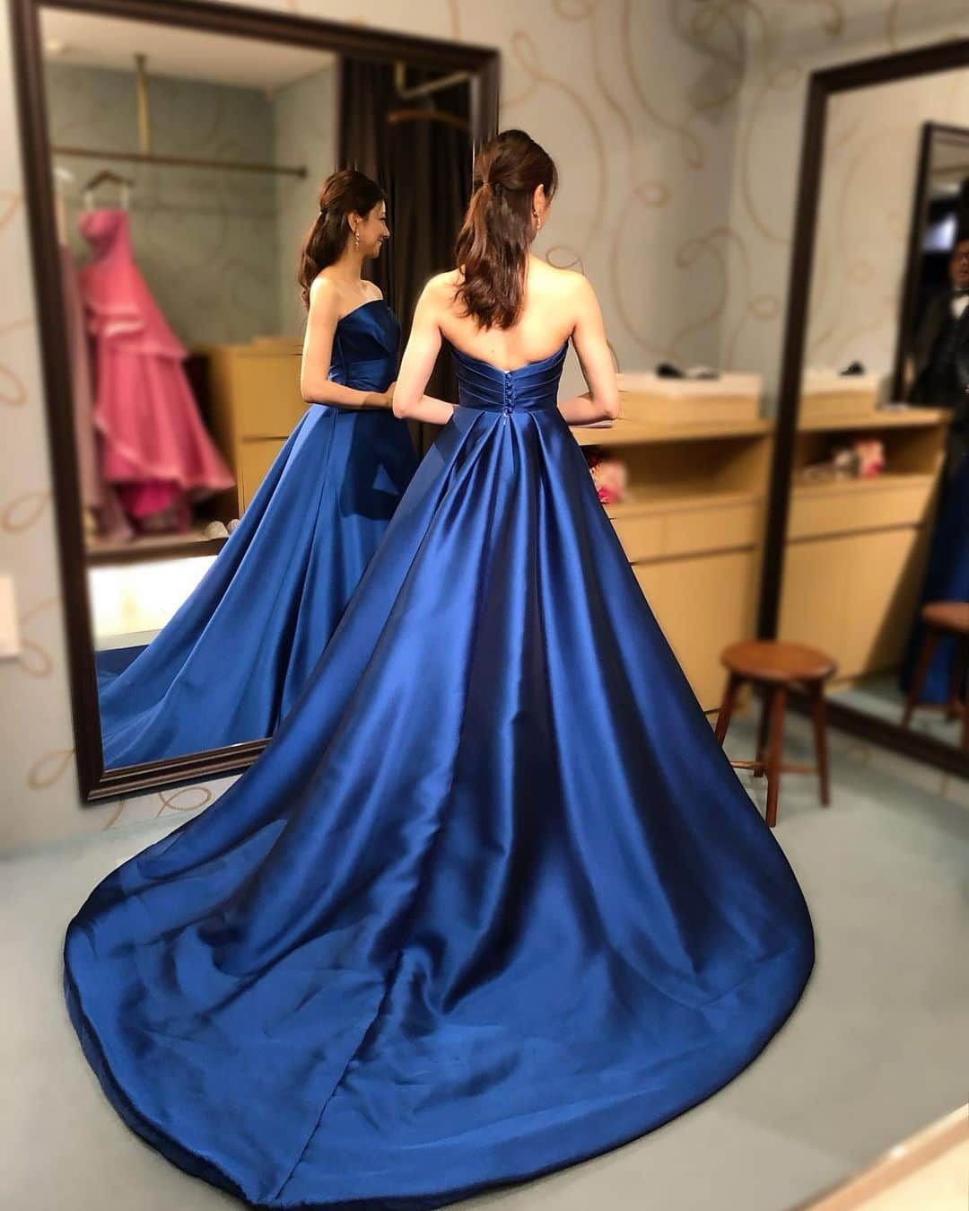 鈴木蛍のインスタグラム：「ウェディングドレスFitting⑨👰🏻‍♀️  なかなかカッコ良かったBLUEドレス💙 デザインや、光沢のある生地の感じもとても良い感じでした👍  #aryukiko #アールユキコ #ウェディングドレス #お色直し #カラードレス #lemariage #ルマリアージュ #試着 #結婚式 #結婚式ドレス」