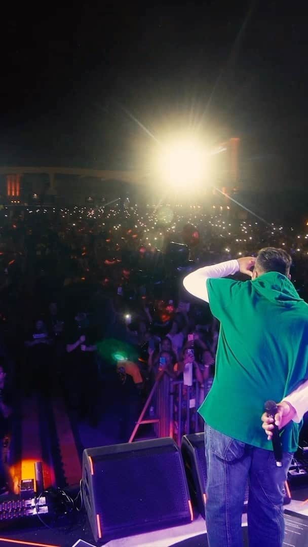 Sorriso Marotoのインスタグラム：「ATENÇÃO MANAUS! 🔥  Vocês estão prontos pra sofrer ao som das antigas? Então prepara o coração, coloca o colete verde e corre que ainda dá tempo de garantir sua presença! 🙌🏽🎶  AMANHÃ, a gente te espera pra mais uma edição do @sorrisoasantigas na Arena Amazônia! 🧡」