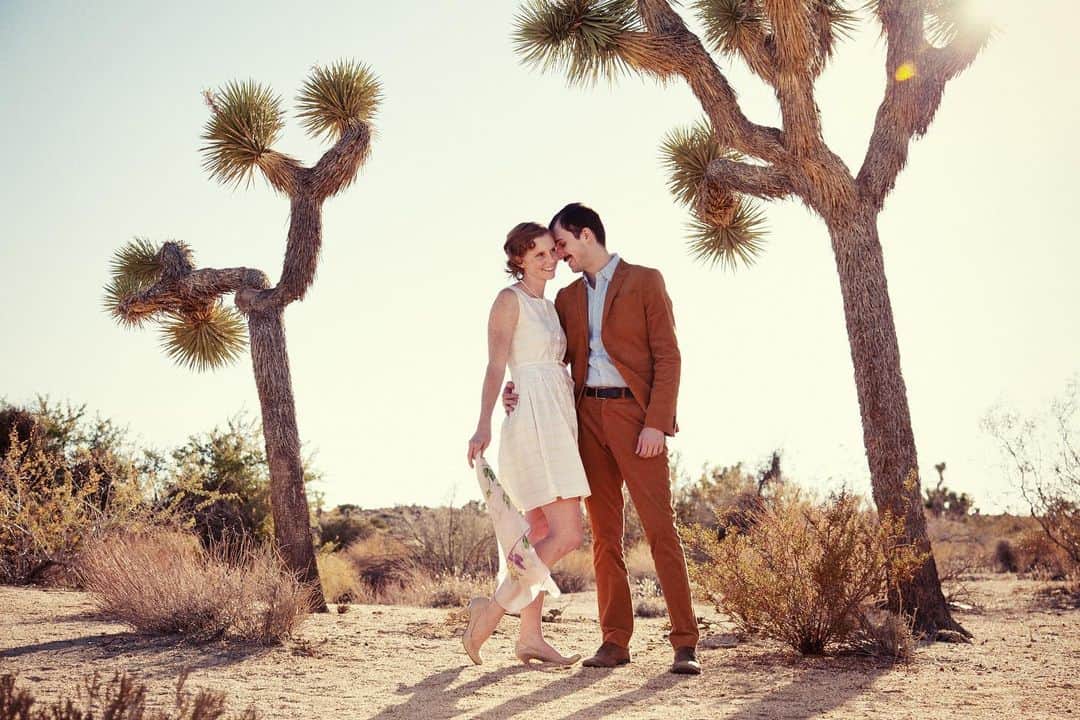 ローレン·ランドルフのインスタグラム：「Once upon a time a couple of my very best friends got married and we wandered out in to the desert to shoot their engagement photos. I can’t believe it’s been 10 years! 💞  1 of 3」