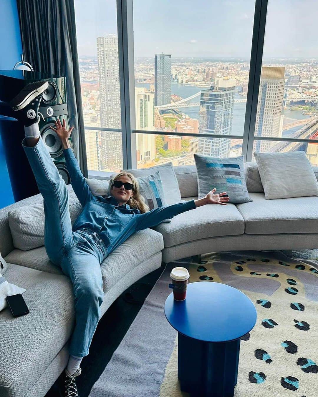 フローリーのインスタグラム：「I’ve had such a great week running around NYC playing people the album 🥹 I obviously think it’s the BEST THING EVER, but it means a lot to hear other people love it too. I haven’t done these kind of meetings in a really long time, and I felt so relaxed and just so proud of what we’ve created 😌🙏🏼 it’s given me such a boost of confidence after being a studio hermit for the last 18 months! We talked about how to we can help the music reach as many ears as as possible, some special things I want to do for you guys…and my live show.   I told the story of my musical journey about 85 times (sorry Charlie 😂) and whether you’ve been following for a while, or you’re waiting for Florrie 2.0, I just want you to know how grateful I am to have you here - my little gang of cheerleaders. Sending lots of love as always ❤️❤️❤️」