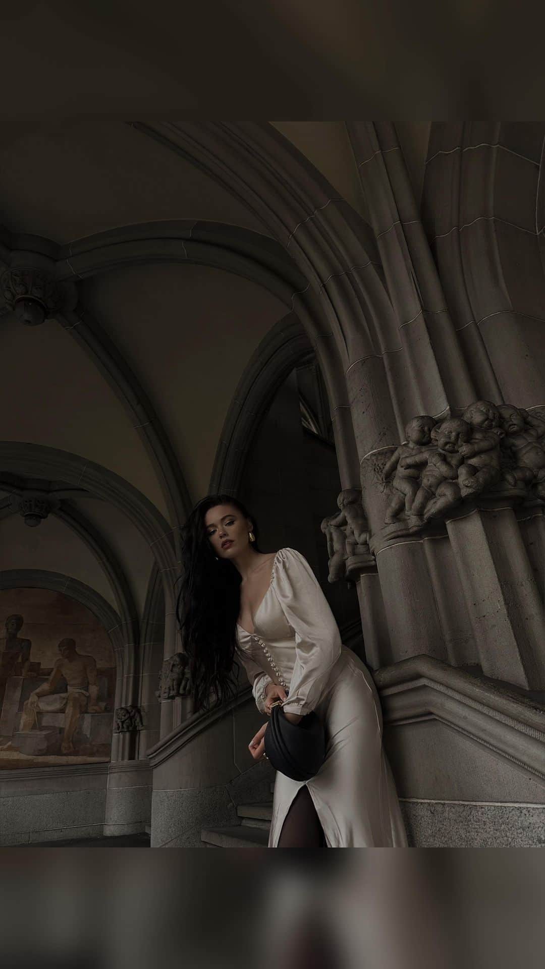 クリスティナ・バザンのインスタグラム：「Life imitates Art. 🎞️ Filmed by @lucretiamettier」