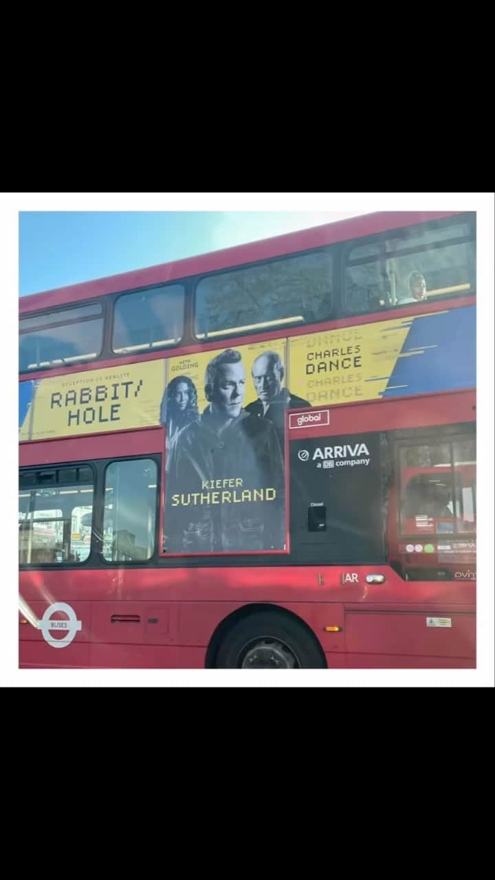 ジーン・トリプルホーンのインスタグラム：「On a double decker with an English King 👑 ✨#londoncalling #rabbithole #dreams #london #television #uk #actorslife @rabbitholepplus #paramountplus」