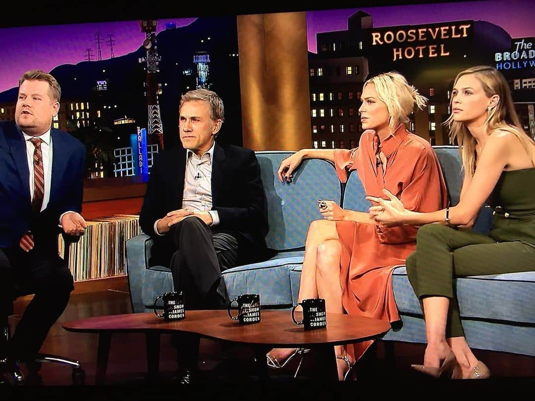 サラ・フォスターのインスタグラム：「In honor of the ending of @latelateshow I want to always remember the time Christoph Waltz sat as far away from Erin and I as possible.」