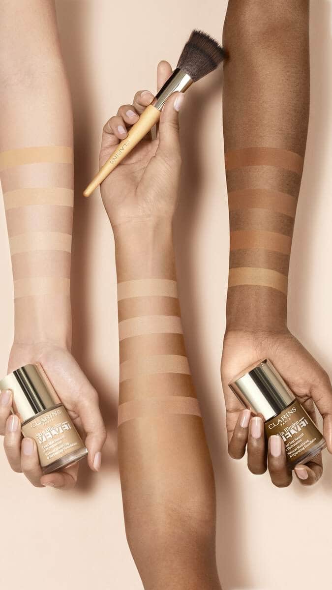 Clarins Canadaのインスタグラム：「Looking for a new go-to foundation? Our team is sharing their favorite Clarins foundation picks! 💖  What’s your choice? ✨ Everlasting ✨ Everlasting Youth ✨ Skin Illusion Velvet ✨ Milky Boost Capsules __________ À la recherche d’un nouveau fond de teint ? Notre équipe vous partage ses coups de cœur Clarins ! 💖  Quel est votre choix ? ✨ Everlasting ✨ Everlasting Youth ✨ Skin Illusion Velvet ✨ Milky Boost Capsules . . . #Clarins #Makeup #Foundation」