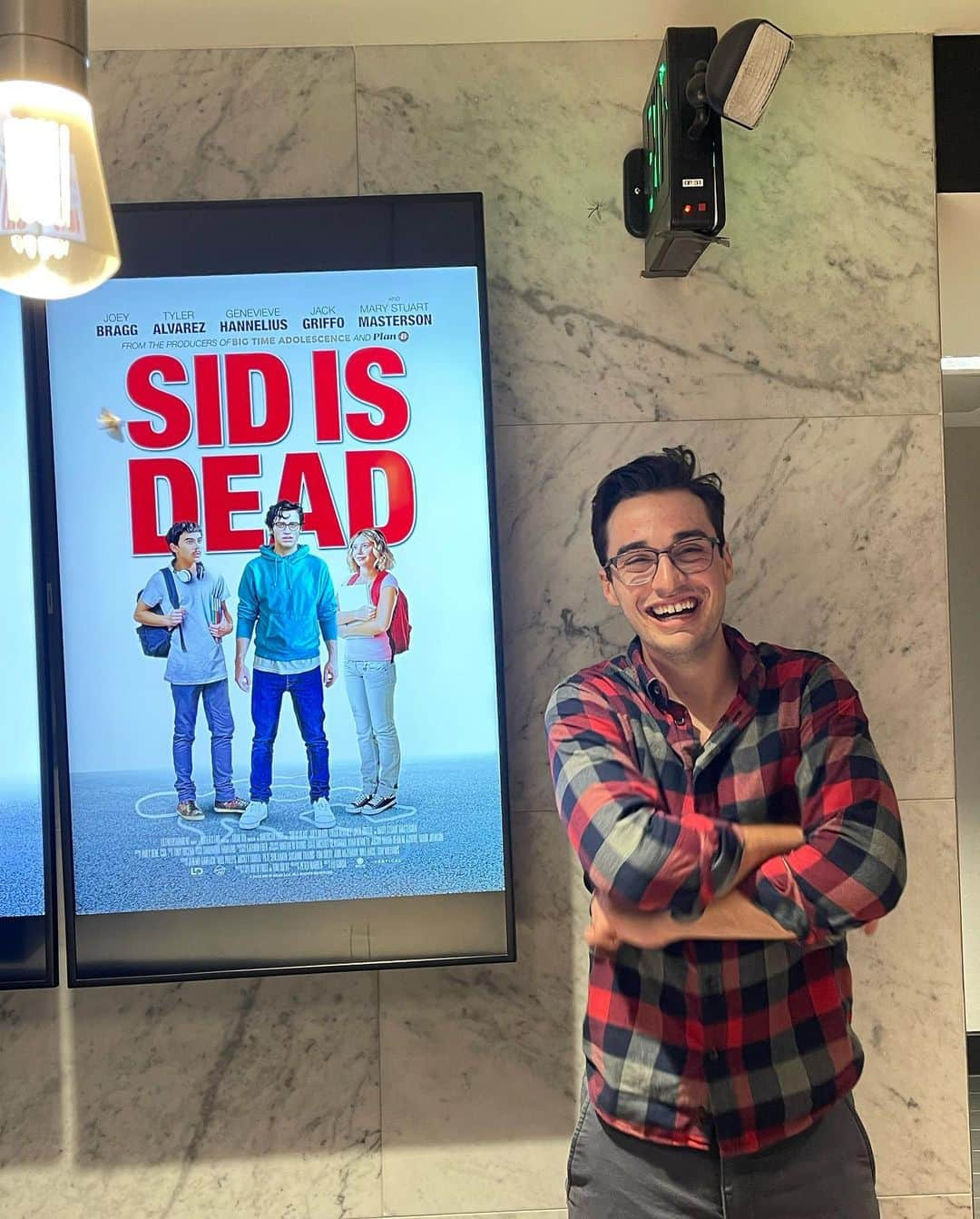 ジョーイ・ブラッグのインスタグラム：「The world can finally see Sid Is Dead! Yay! I am so proud of this movie and so grateful it put all the wonderful people who made it into my life. Filming this was the most fun I’ve ever had and it totally shows on the screen. Thank you to @AmericanHigh and @EliGonda for trusting me with Sid. NOW GO BUY IT!」