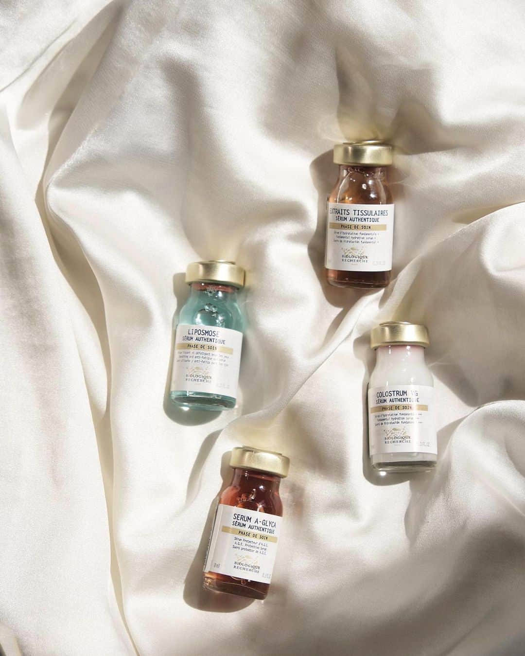 Biologique Recherche USAさんのインスタグラム写真 - (Biologique Recherche USAInstagram)「Skin saviors 💫  Our quintessential serums are the purest formulations in our range. They are designed to target specific imbalances and concerns like dehydration, excess oil, lack of tone, blemishes, and fine lines/wrinkles.   These water-based formulas penetrate the skin rapidly and efficiently for powerful and visible results.    Visit your nearest Biologique Recherche spa partner or MyBR.com for a complimentary virtual consultation with one of our skin experts to discuss how you can incorporate our quintessential serums into your regimen.   Since no two skins are alike, these serums are designed to be customized to create your own unique prescription.   📸: @biologique_recherche_ge @insight.projects    #BiologiqueRecherche #FollowYourSkinInstant #BuildingBetterSkin #ExtraitsTissulaires #ColostrumVG #Liposmose #SerumAGlyca」4月29日 4時25分 - biologique_recherche_usa