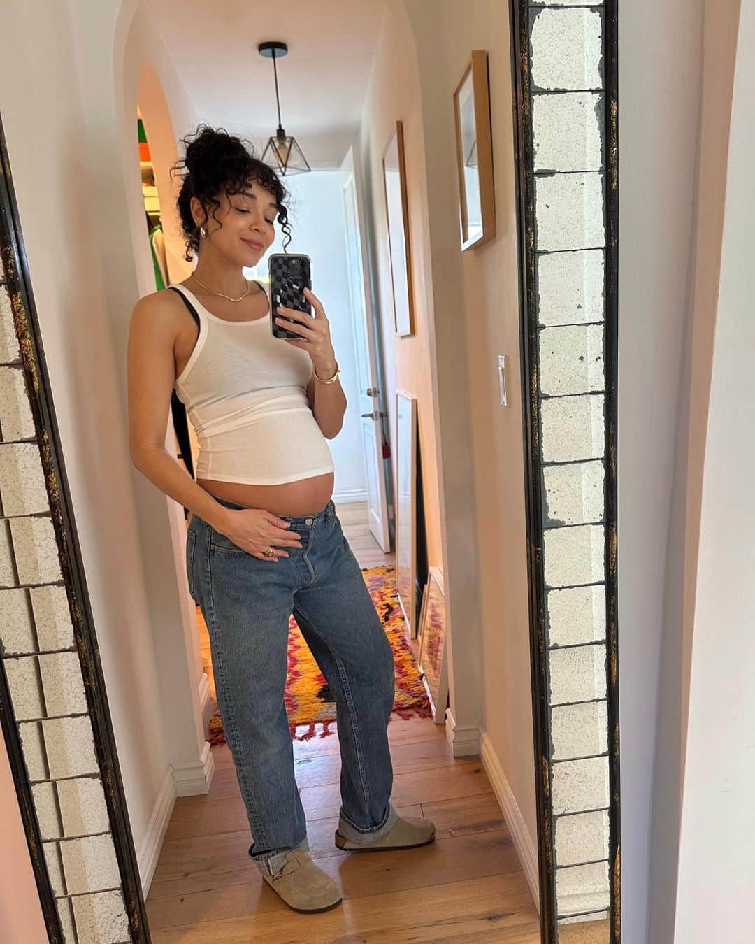 アシュリー・マデクウェさんのインスタグラム写真 - (アシュリー・マデクウェInstagram)「So far this week… Enjoying the jeans while I still can.」4月29日 4時26分 - ashleymadekwe