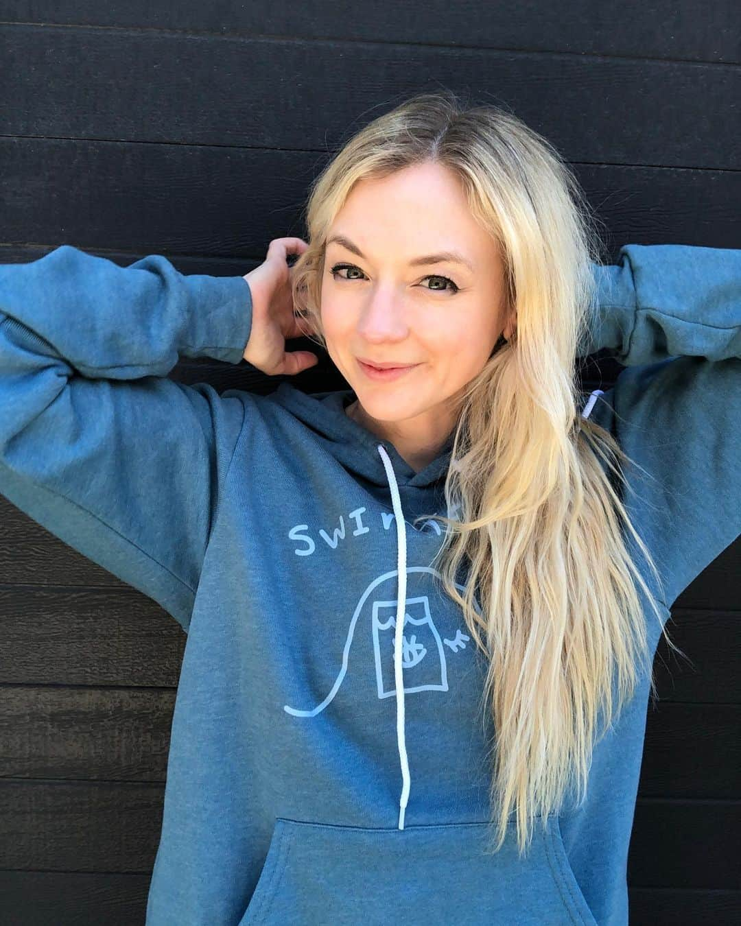 エミリー・キニーさんのインスタグラム写真 - (エミリー・キニーInstagram)「🚨🚨🚨NEW MERCH ALERT ….new store is LIVE …you guys wanted hoodies and long sleeved t’s, so that’s what we got!!! You can pre-order now and they’ll be sent out next week with the new single!!! ****Also available: all new signed Swimteam 8x10’s and a very limited number of handwritten lyric sheets for the next single Walkin Round Your Dreams. What you gonna get??? Link for store in bio.」4月29日 4時28分 - emmykinney