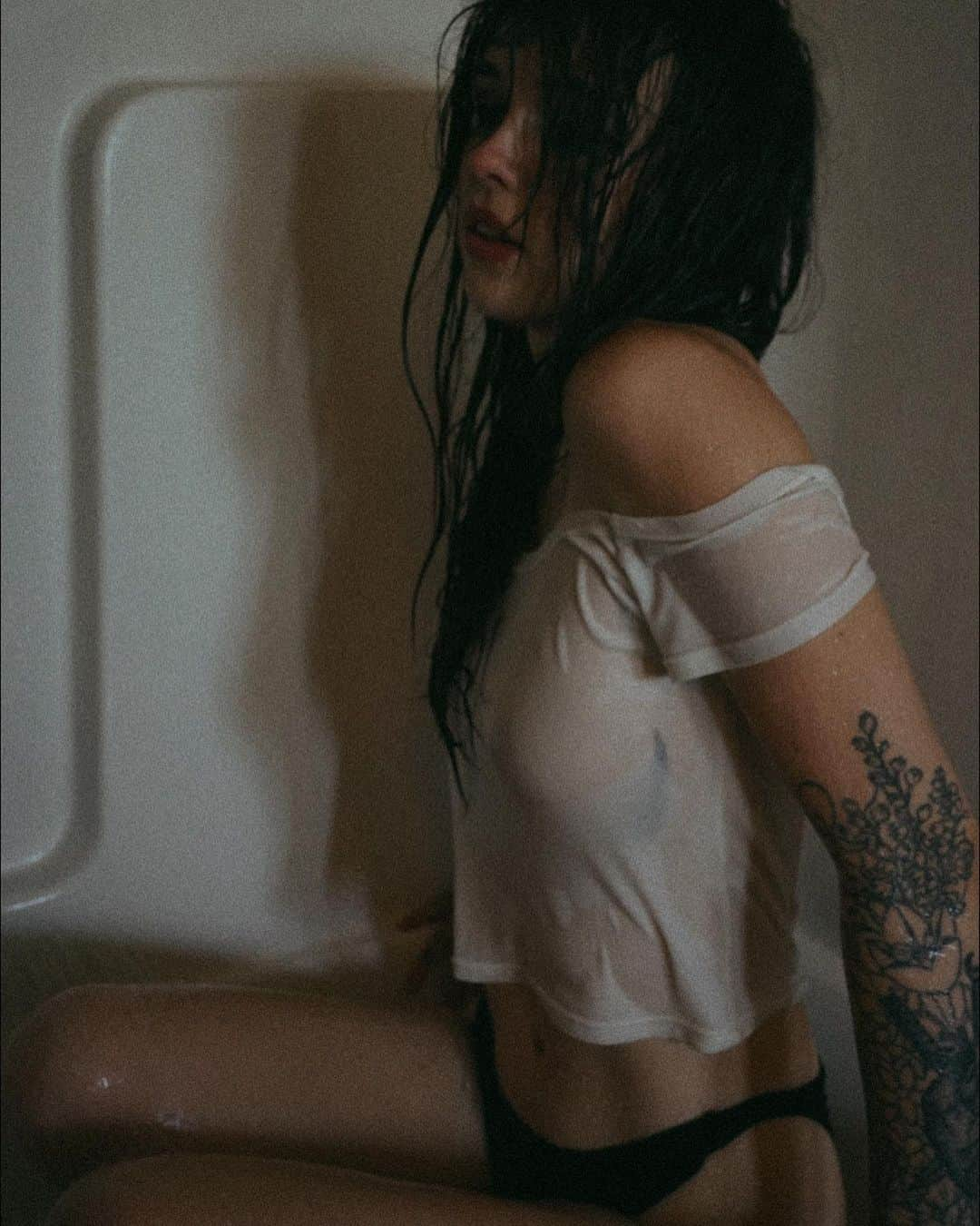 Acacia Brinleyさんのインスタグラム写真 - (Acacia BrinleyInstagram)「I’m washing me and my clothes」4月29日 4時31分 - acaciakersey