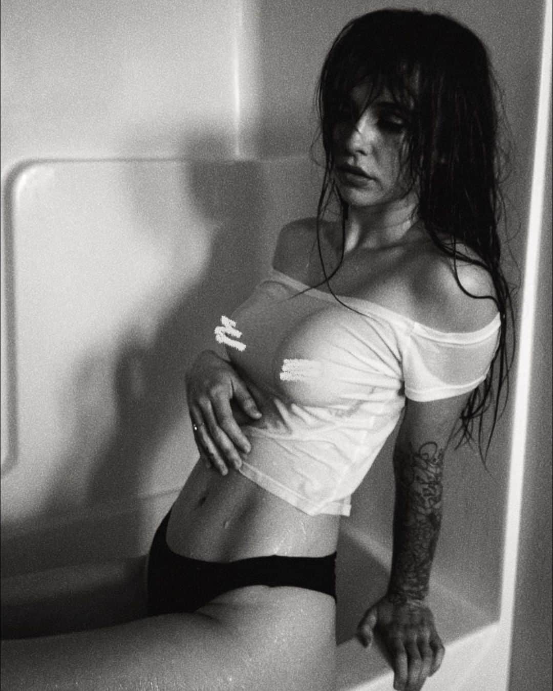 Acacia Brinleyのインスタグラム：「I’m washing me and my clothes」