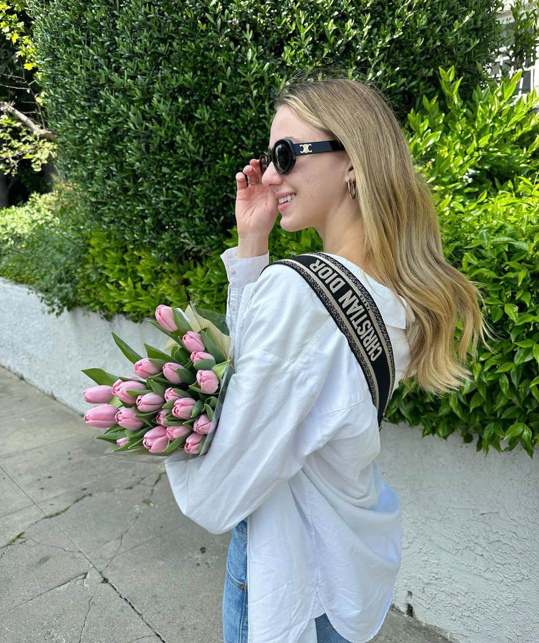 クロエ・ルーカジアックさんのインスタグラム写真 - (クロエ・ルーカジアックInstagram)「I have been obsessed with tulips lately 🌷 What’s your favorite flower?」4月29日 4時36分 - chloelukasiak