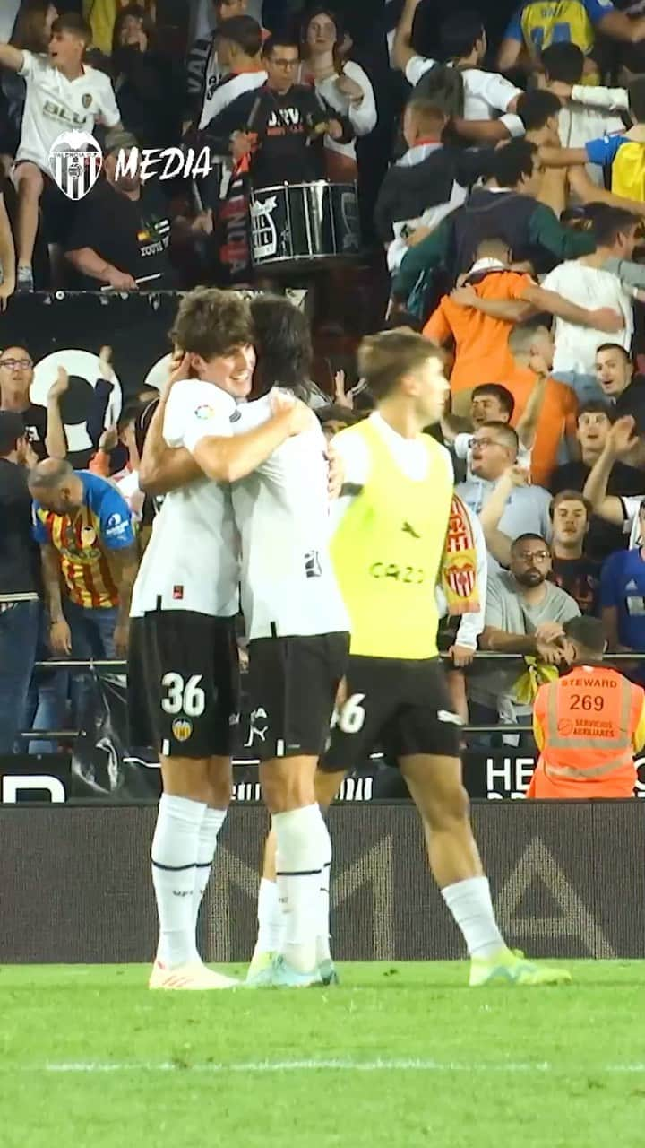 バレンシアCFのインスタグラム：「🎥🔴 VCF INSIDE | Las imágenes no vistas del #ValenciaRealValladolid en #Mestalla 🏟  Una vez más, GRÀCIES AFICIÓ! 🫶  ⚽️ @sailun_espana   #ADNVCF 🦇 #CORVCF」