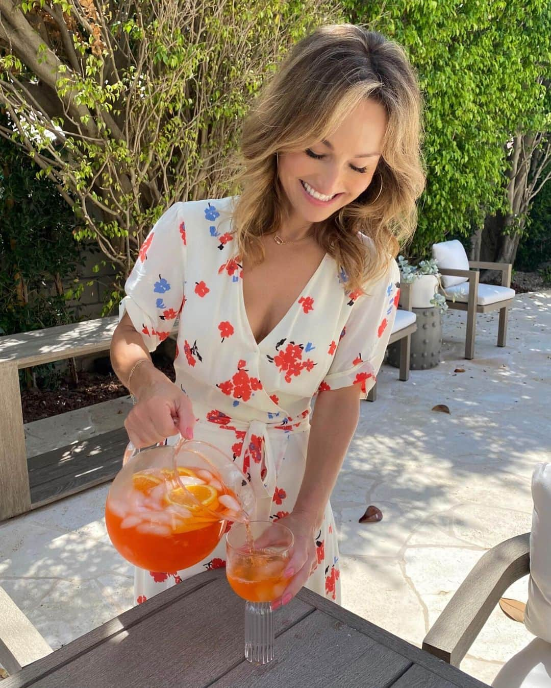 ジャーダ・デ・ラウレンティスさんのインスタグラム写真 - (ジャーダ・デ・ラウレンティスInstagram)「Giada's Mother's Day Menu is here! This culinary extravaganza features a delicious crostini topped with creamy ricotta and sweet & spicy roasted tomatoes, Giada's famous sundried tomato pesto pasta, a savory spinach artichoke frittata, and a delectable lavender cake for dessert... and an Aperol punch to wash it all down! Whether you're celebrating your own mom, a stepmom, an aunt, or any other mother figure, this meal is sure to make her feel like she's dining in a gourmet restaurant in Italy. Why not treat her to a day of indulgence? 💕  Tap our profile link for the menu!   https://giadzy.com/blogs/tips/giadas-spring-mothers-day-menu?_pos=4&_psq=mothers+day&_ss=e&_v=1.0」4月29日 4時37分 - giadadelaurentiis