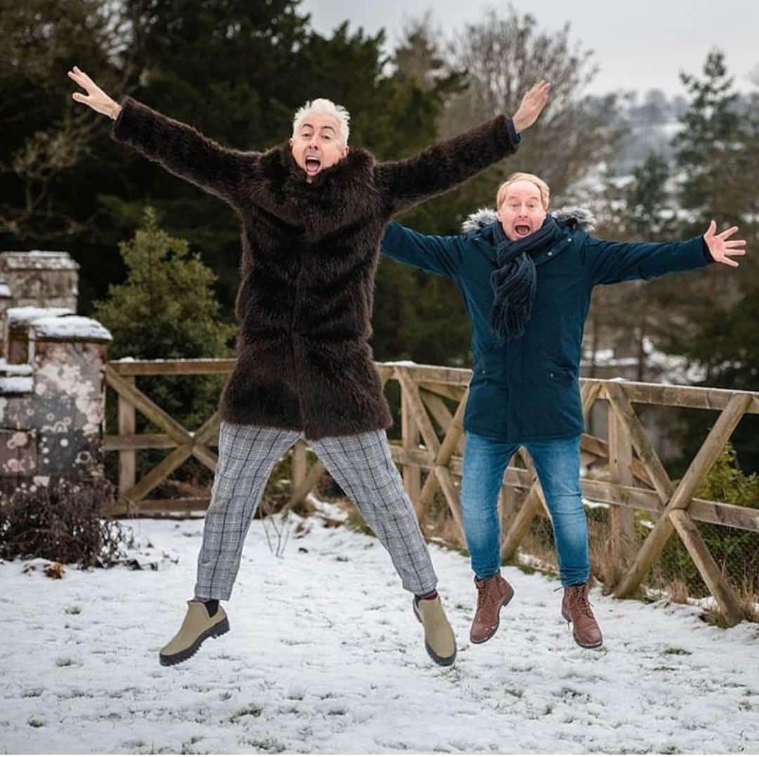 アラン・カミングのインスタグラム：「Me and @forbesmasson are jumping for joy! Our book celebrating 40 years since our alter-egos Victor and Barry first performed at the Edinburgh Festival Fringe will be published next August by @404ink ! It’s a collection of essays, old scripts, photos and memorabilia tracing Victor and Barry’s rise to fame - and also explains where they’ve been for the last thirty years, with some reminisces from their friends and fans. It’s called Victor and Barry’s Kelvinside Compendium: a meander down memory close!  New pix by @tgkwan」