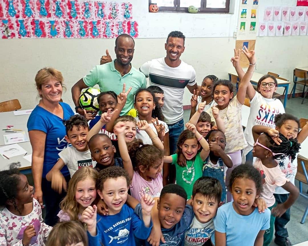 ナニさんのインスタグラム写真 - (ナニInstagram)「Feliz por poder trazer sorrisos a estas crianças da CAF / APAEPEL 1 e 2, na Amora, que tanto precisam! 🙌🏾😊 #moments #kids #school」4月29日 4時47分 - luisnani