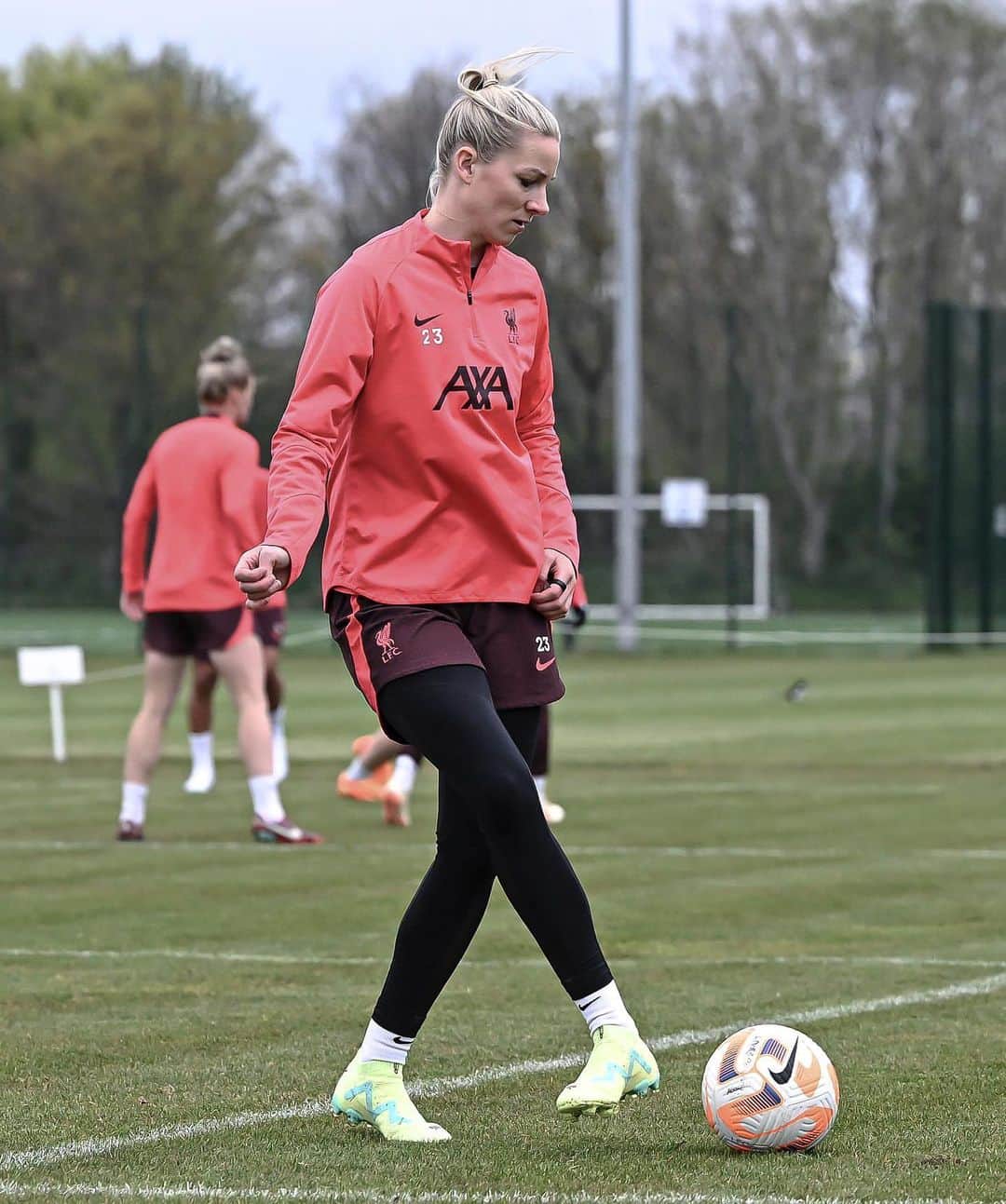 ジェンマ・ボナーのインスタグラム：「Feels good to be back out on the pitch with the girls 😃 #liverpoolfc #ynwa」
