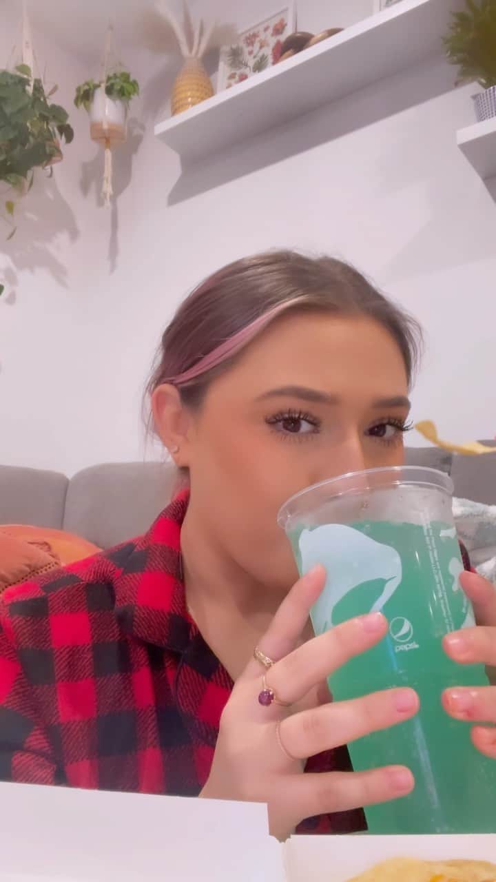 テイラー・グラブスのインスタグラム：「brought you guys with me for a night🤍」