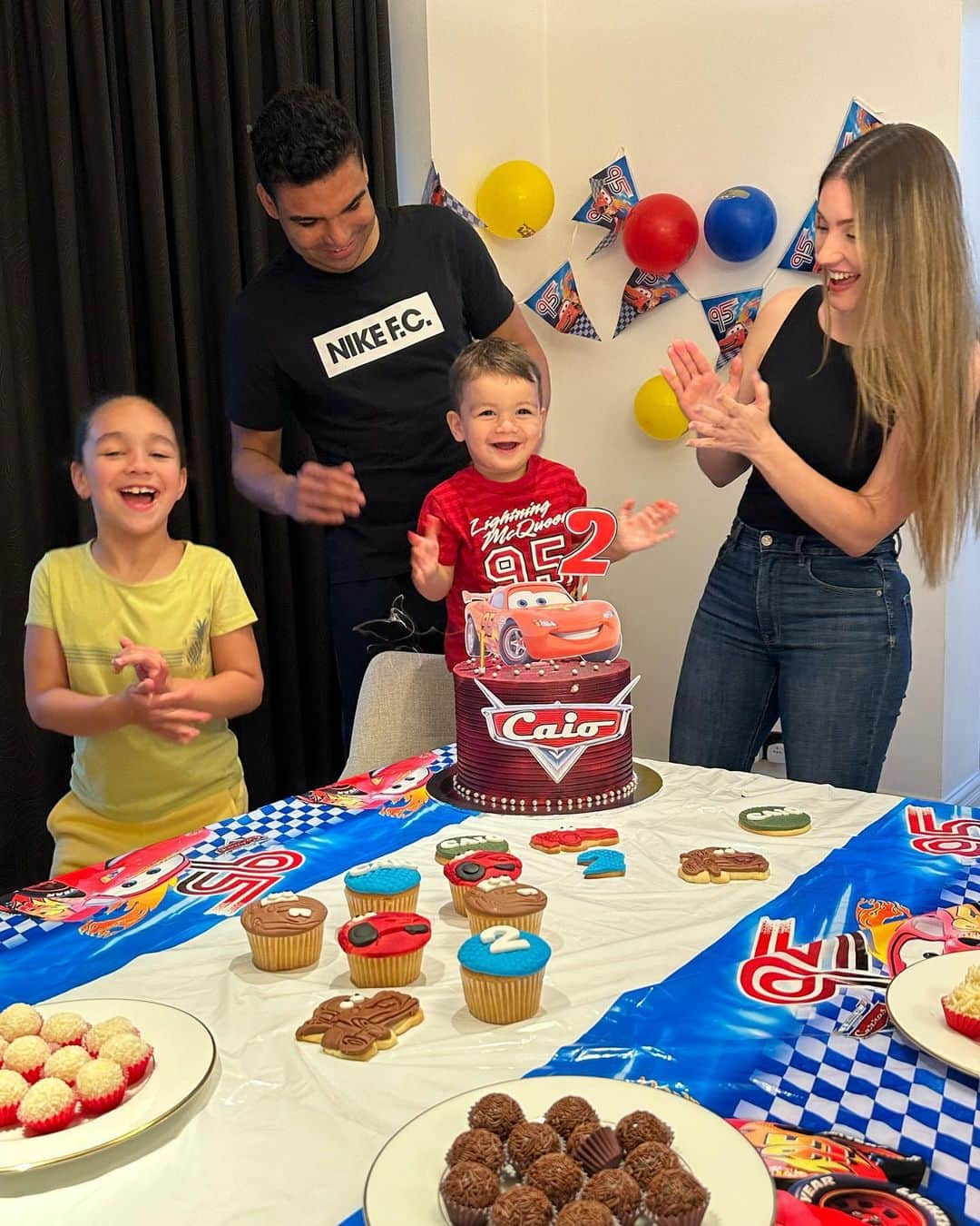 カゼミーロのインスタグラム：「🚗💨⚡️ Parabéns Caio 🎉🎈2️⃣ Nosso menino feliz e esperto🥰」