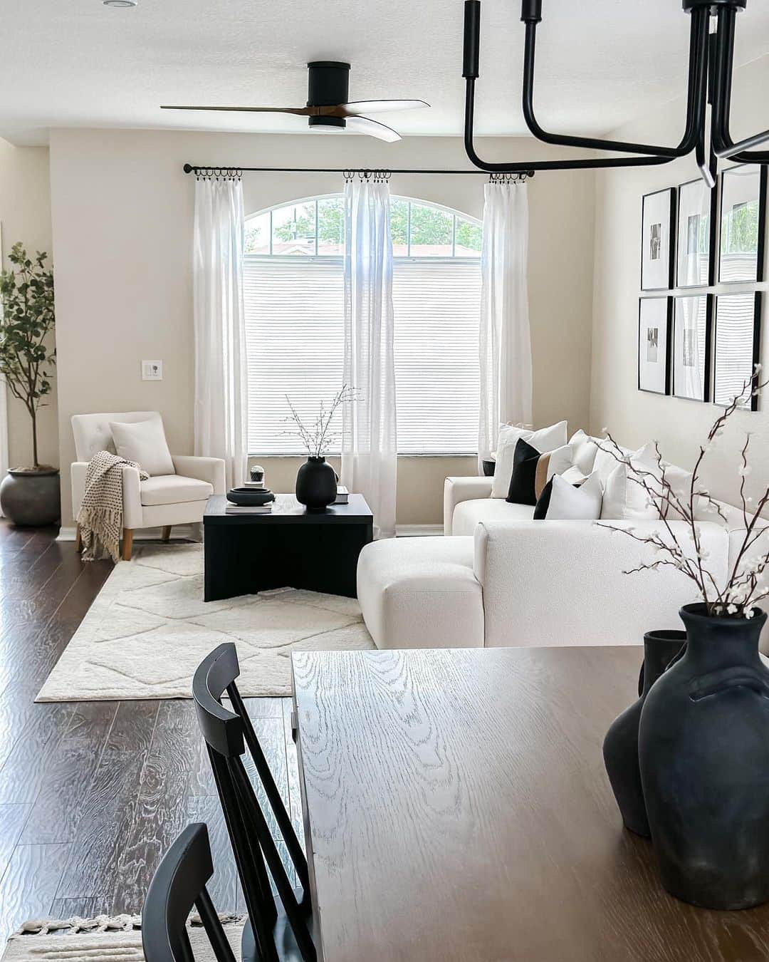 MT DOMAINEのインスタグラム：「Love this neutral living room.  (Via @nita_home) #MyDomaine」