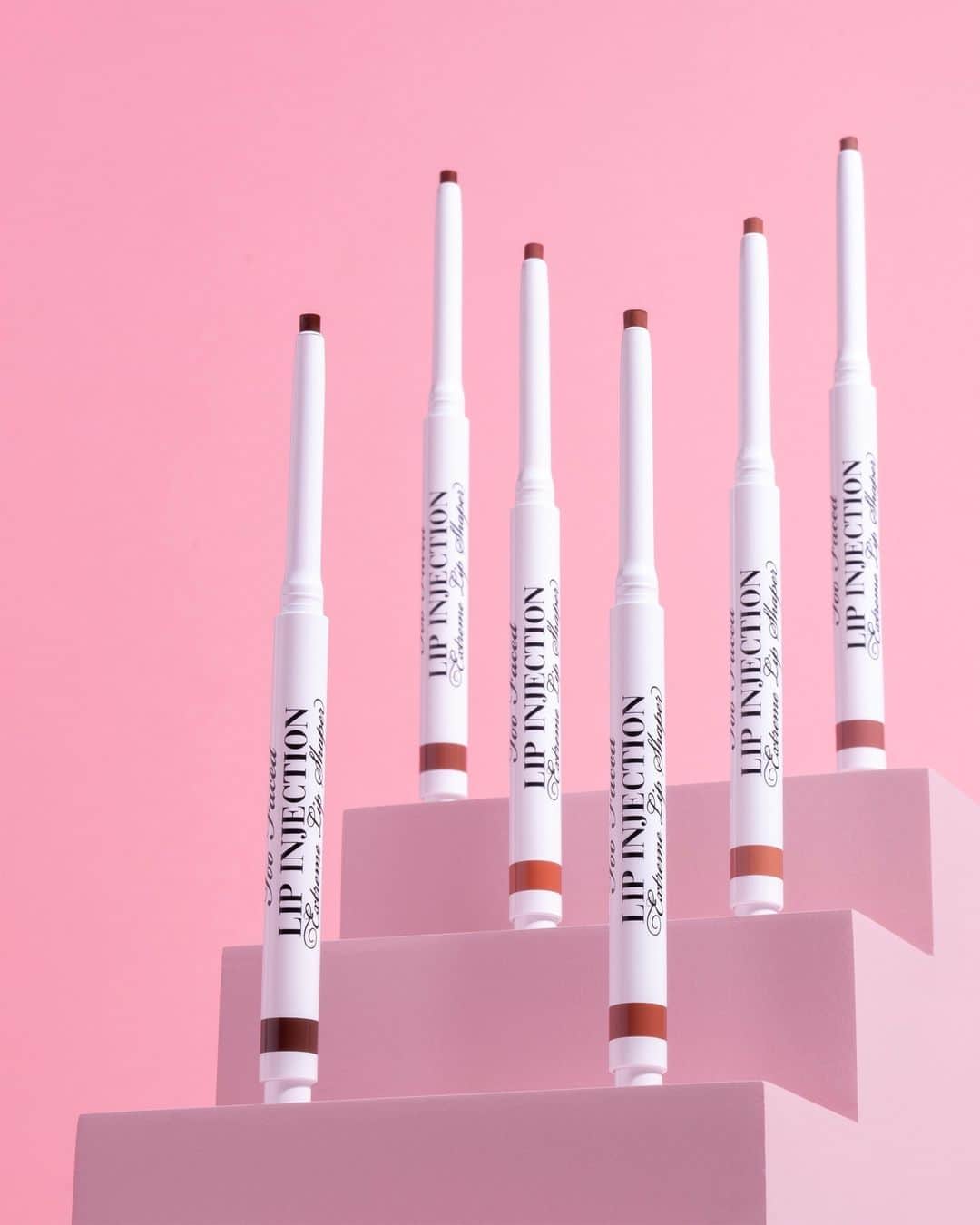 Too Facedのインスタグラム：「Here are our three favorite ways to use our NEW Lip Injection Extreme Lip Shapers!   💋 Blurred & Full Lips: Line lips with Lip Injection Lip Shaper & diffuse lip liner with a small, dense eye shadow brush! Top off with Lip Injection Lip Gloss!   😘 Plumping Base: create the perfect plumping base by applying Lip Injection Lip Shaper all over lips, then top lips with your choice of lip product!   ❤️ Plump and Juicy Lips: Slightly outline just outside lip line with a shade deeper than your natural lip shade! Fill in lips with slightly lighter shade and apply a generous amount of Lip Injection Lip Gloss to center of lips!  Shop now from @cultbeauty ✨ #toofaced #tfcrueltyfree #toofacedlipinjection」