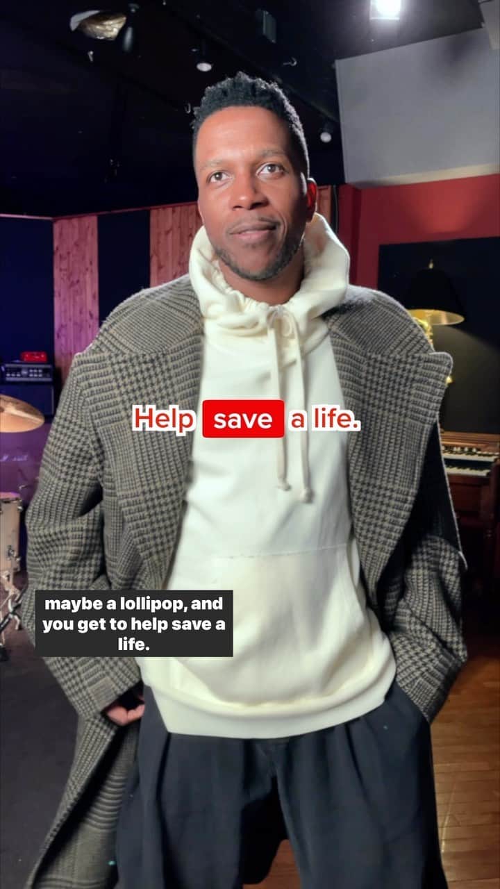 ネーブ・キャンベルのインスタグラム：「If you’re looking for a way to give back, take @leslieodomjr’s advice and donate blood! Volunteer blood donors make it possible for patients with sickle cell disease and other hospital patients to get the blood transfusions they need. #VolunteerMonth #TeamUp4SickleCell」