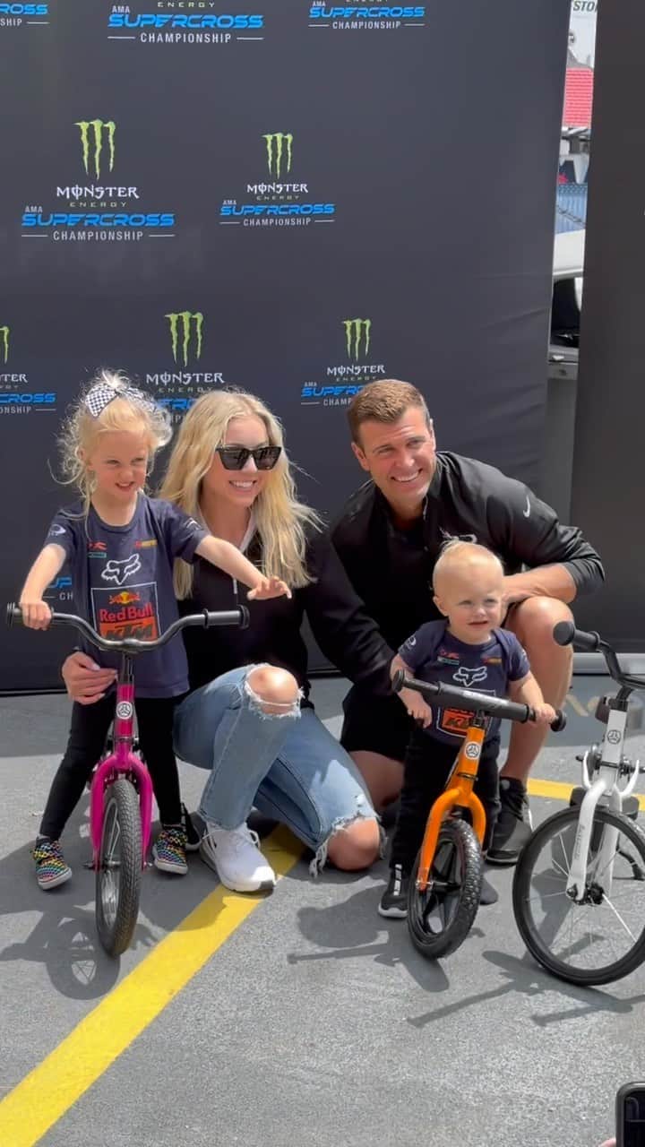 Racer X Onlineのインスタグラム：「We love this 🫶 @ryandungeyfoundation here in Nashville with a big turn out of special guests helping to put together Striders for @allkidsbike #SupercrossLIVE」