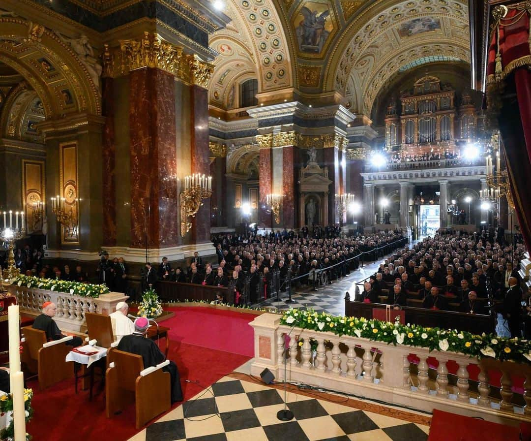 フランシスコ（ローマ教皇）さんのインスタグラム写真 - (フランシスコ（ローマ教皇）Instagram)「EN: St. Stephen of #Hungary was an intrepid evangelizer who listened and dialogued with everyone, and cared for the poor. This is the Church we dream of: a Church able to listen, dialogue and care for the most vulnerable; a welcoming Church that courageously brings the Gospel to all. #ApostolicJourney   PT: Santo Estêvão da #Hungria foi um intrépido evangelizador, sabia escutar e dialogar com todos e cuidar dos pobres. Esta é a Igreja que devemos sonhar: capaz de escuta e diálogo, de atenção aos mais frágeis; acolhedora, corajosa em levar a cada um a profecia do Evangelho. #ViagemApostólica   ES: San Esteban de #Hungría fue un intrépido evangelizador, sabía escuchar y dialogar con todos y ocuparse de los pobres. Esta es la Iglesia que soñamos: capaz de escucha, de diálogo, de atención a los más débiles; acogedora y valiente para llevar todos el Evangelio. #ViajeApostólico   IT: Santo Stefano d’ #Ungheria fu intrepido evangelizzatore, sapeva ascoltare e dialogare con tutti e occuparsi dei poveri. Questa è la Chiesa che sogniamo: capace di ascolto e dialogo, di attenzione ai più deboli, accogliente, coraggiosa nel portare a tutti il Vangelo. #ViaggioApostolico   FR: Saint Etienne de #Hongrie fut un évangélisateur intrépide, il savait écouter et dialoguer avec tous et prendre soin des pauvres. Voilà l'Église dont nous rêvons: capable d'écouter et de dialoguer, de prendre soin des plus faibles, d'accueillir, de porter l'Évangile à tous. #VoyageApostolique   DE: Der hl. Stefan von #Ungarn war ein furchtloser Evangelisierer; er hörte zu, kam mit allen ins Gespräch und kümmerte sich um die Armen. Das ist die Kirche, von der wir träumen: zum Zuhören und zum Dialog fähig, aufmerksam gegenüber den Schwächsten, aufnahmebereit und mutig. #ApostolischeReise   PL: Św. Stefan Węgierski był nieustraszonym ewangelizatorem, umiał słuchać, prowadzić dialog ze wszystkimi i troszczyć się o ubogich. Taki jest Kościół, o jakim marzymy: zdolny do słuchania i dialogu, do troski o najsłabszych, gościnny, odważny w niesieniu Ewangelii wszystkim. #PodróżApostolska  #Węgry」4月29日 5時19分 - franciscus