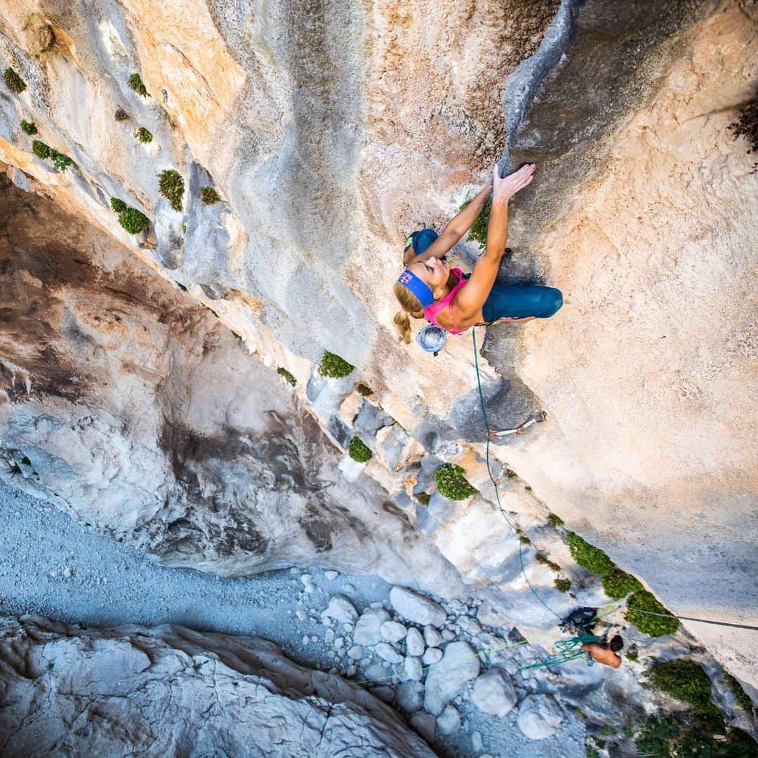 サッシャ・ディギーリアンのインスタグラム：「the places we will go.  - Where do you want to go this summer? 💅🏻  Sardinia, Italy 🩶 - Have a great weekend! 📸 @christianpondella @ladzinski  #explore #travel #climbing」