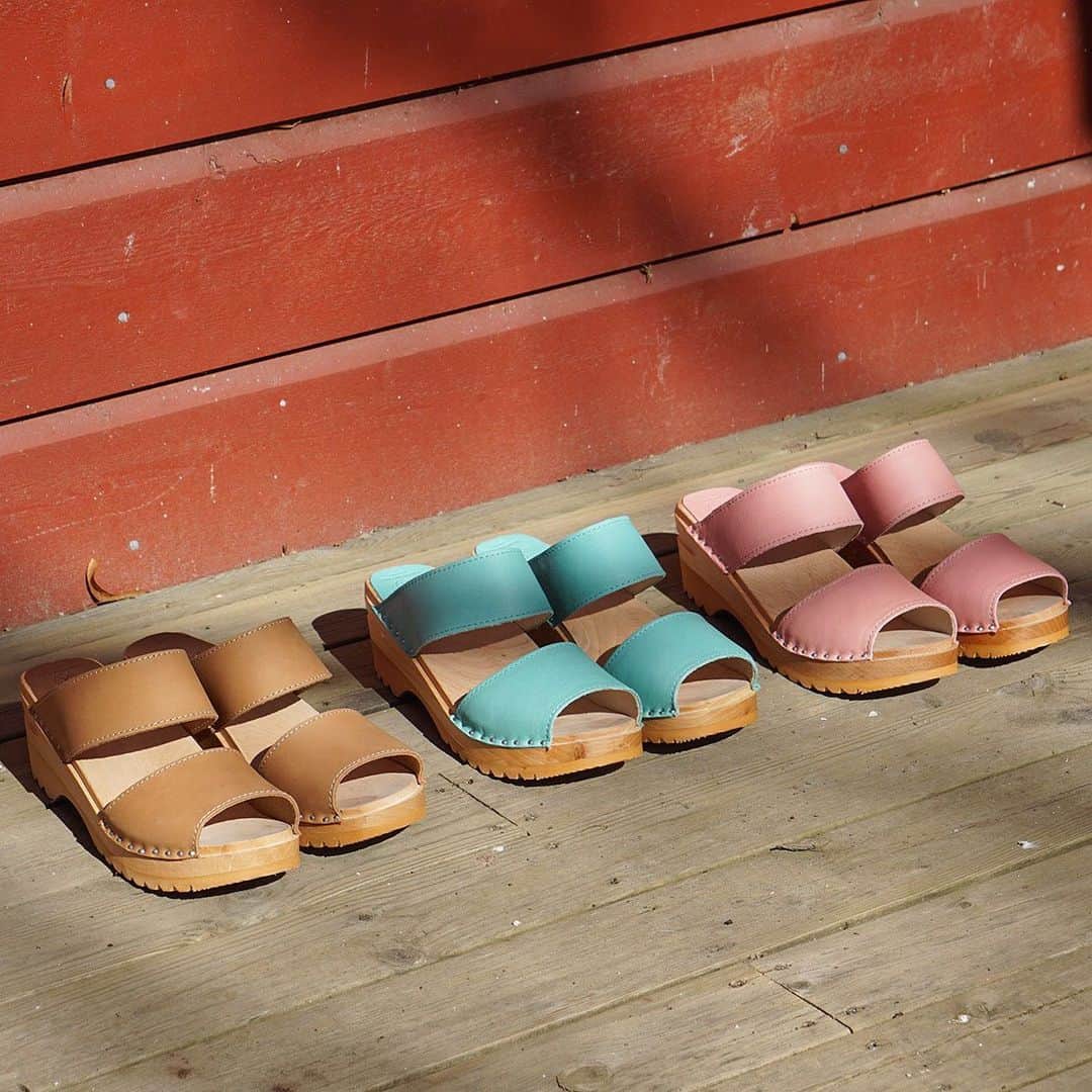 トロエントープのインスタグラム：「Karin sandals in focus! Light Tan, Turquoise or Pink? . . . #troentorp #troentorps #clogsandals #mulesandals #cloglife #clogstyle #swedishclogs #woodenclogs #woodensandals #woodenmules #womenmules #womensandals #clogging #clogshoes #leatherclogs #handmadeclogs #träskor #swedishbrand #craftsmanshipmatters」