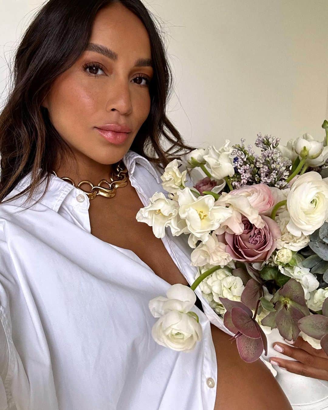 ジュリー・サリニャーナのインスタグラム：「hi, I love flowers! 🌸💕🫶🏽  It’s so therapeutic for me to do floral arrangements, it truly makes me so happy! Maybe I’ll open my own little flower shoppe one day! What makes you happy to do?」