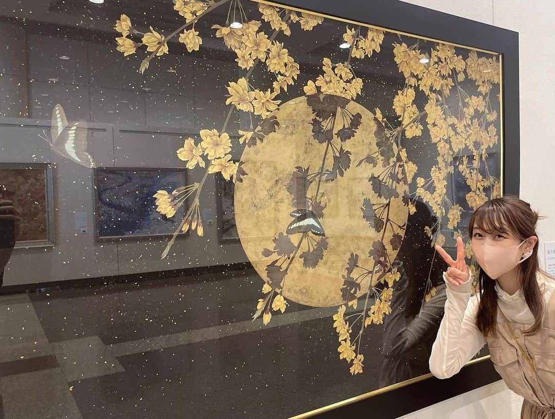 須賀由美子さんのインスタグラム写真 - (須賀由美子Instagram)「#桜 #さくら市ミュージアム で現在開催中の #SAKURA展 とても素晴らしかったー🌟 今年の桜は早かったけど、 まだここならお花見間に合うよ🌟 青森や京都や福島など、 日本中の桜🌸をみられたーー！！ 同じ桜を描くにしても、 それぞれこうも表現が違うのかと びっくり‼️  どの作品もそれぞれ美しく、 桜を愛でる気持ちに溢れている。 全部違って全部いい。(金子みすゞみたい笑笑😆) 日本画ならではの美しさも堪能。 四季の花々もよかったー！ こちらの展示は5月21日まで開催だそう🌟 GWのおでかけにぜひ！」4月28日 20時34分 - tottiyumi