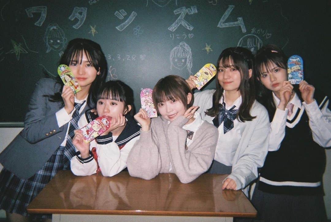 のインスタグラム：「君と春に咲くMV公開されてます♡  YouTubeでのコメントも待ってるね〜♡  youtu.be/tk5LrWg9NjU  #ワタシズム」