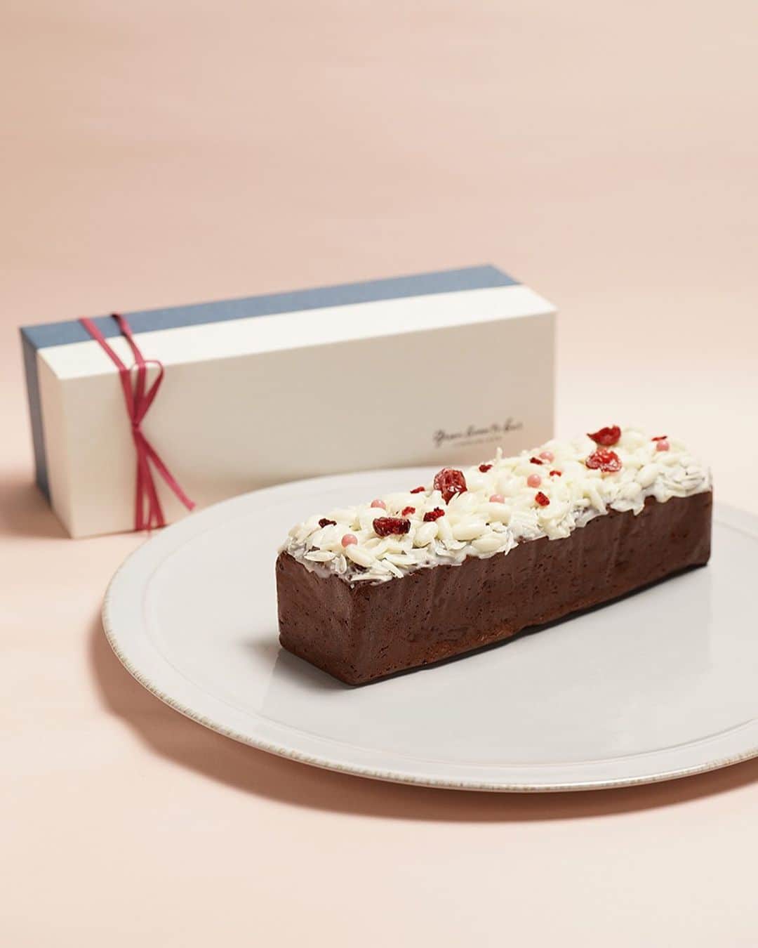 のインスタグラム：「季節限定のガトーショコラ(RASPBERRY)が発売となります！  原材料の半分に、昨秋世界大会で金賞を受賞したタンザニア産のチョコレートを贅沢に使用。  甘酸っぱいラズベリーやグリオットチェリーを合わせることで、ベリー感を存分に楽しめるgreenならではの新たなガトーショコラが誕生しました。  母の日のプレゼントや、ゴールデンウィークの帰省土産、親しい人と集まるホームパーティのデザートにも。様々なシーンで活躍してくれそうです。  ■SEASONAL LIMITED ガトーショコラ（RASPBERRY） ¥4,212(税込)  4月28日(金)よりオンラインショップにて先行発売。 店頭では、4月29日(土)より日本橋店・京都店にて発売。  #greenbeantobarchocolate #グリーンビーントゥバーチョコレート #ガトーショコラ #期間限定 #母の日ギフト」