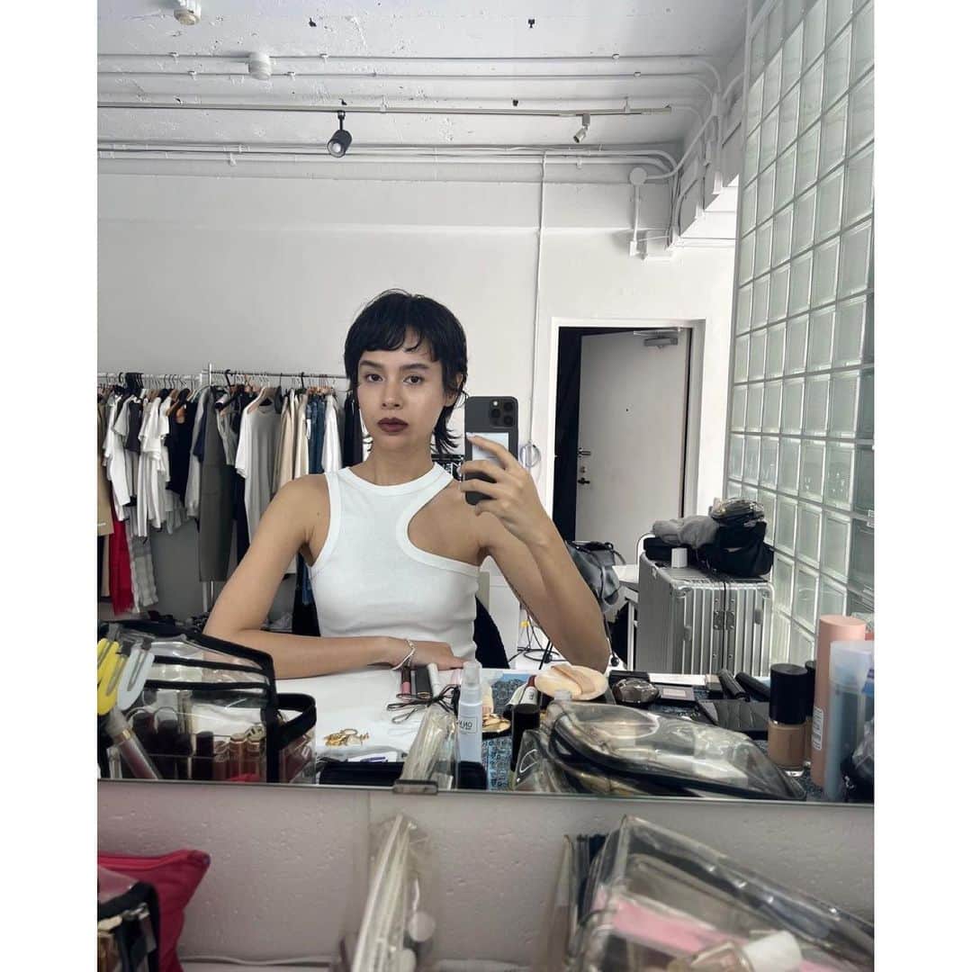 佐川理佳のインスタグラム：「1番うれしい言葉❤︎ 頑張ってきてよかったなーと思う瞬間❤︎  repost @__kana_oya__   Shooting day 🤳🏼 このヘアメイク好きだったな💫 普段はしなくてもいいし、いつもと同じでもいいんだけど、ちょっとするだけでも、ちょっと変えるだけでも気分が全然違うよね。  そしてその気持ちの変化が所作や言動にも影響したりする。  内と外、心と体、繋がってるよねー🪐」