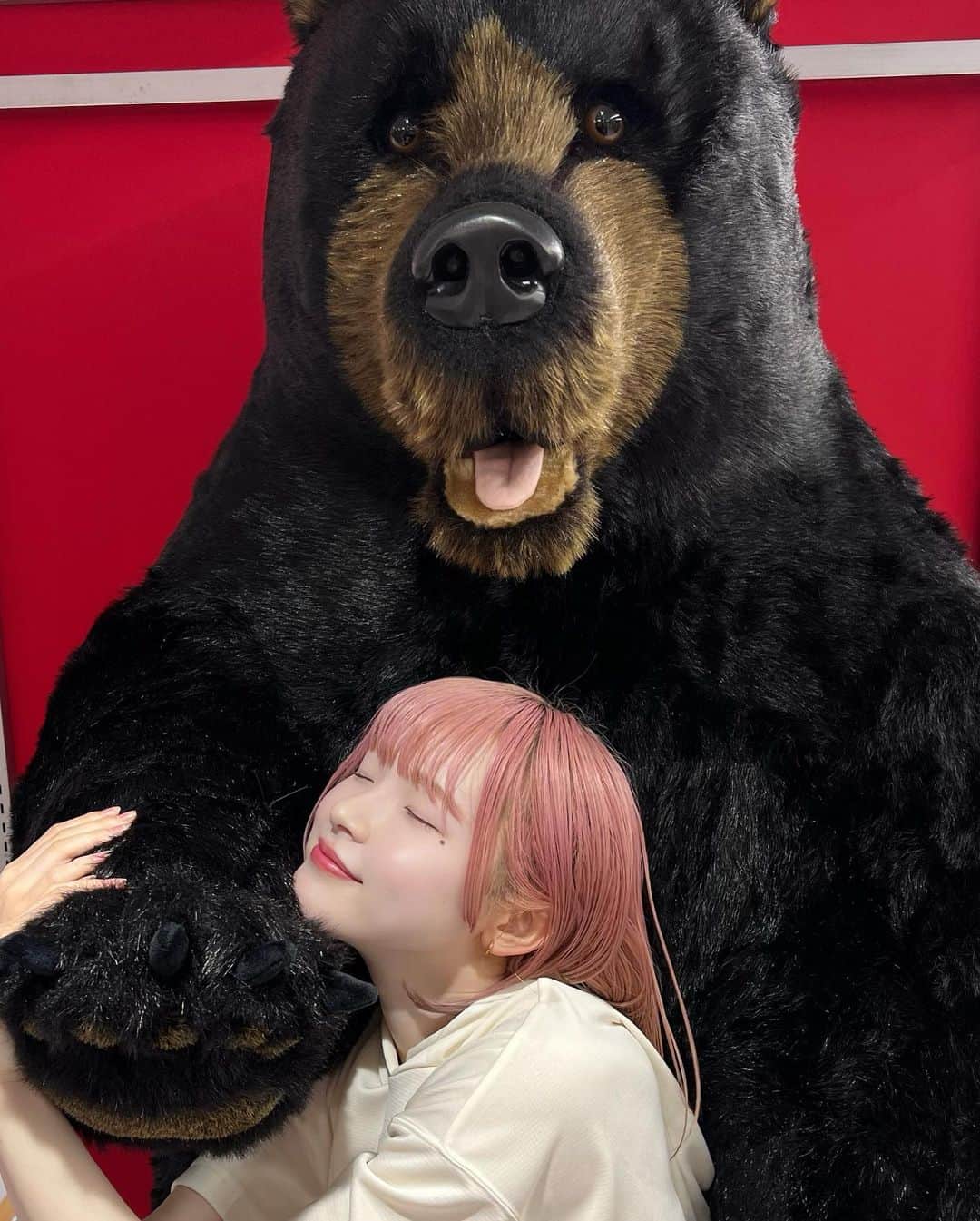 志村美希のインスタグラム：「くまに会いに行きました🧸🐾  Victoriaは全国で池袋にしかいないの😆  足型測定したら自覚してた左右差が数値化されて モヤモヤがスッキリしましたよ😌🪽✨  サンシャインシティ店限定カラーのシューズがあったり 沢山のメーカー置いててわくわくでした😽  GWのお買い物に行ってみてねん🛍️  #ヴィクトリア #ヴィクトリア池袋サンシャインシティ」