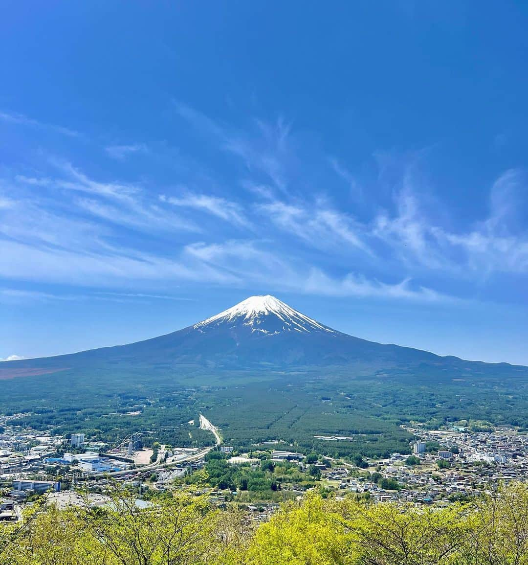 加藤里奈さんのインスタグラム写真 - (加藤里奈Instagram)「⋆  富士山綺麗だった〜！！🗻  #山梨 #山梨観光 #静岡 #静岡観光 #富士山 #富士ロープウェイ #姉妹 #姉妹コーデ #mtfuji #ファッション #河口湖 #お出かけスポット #お出かけ #旅行 #旅行好きな人と繋がりたい」4月28日 20時29分 - katoco0326