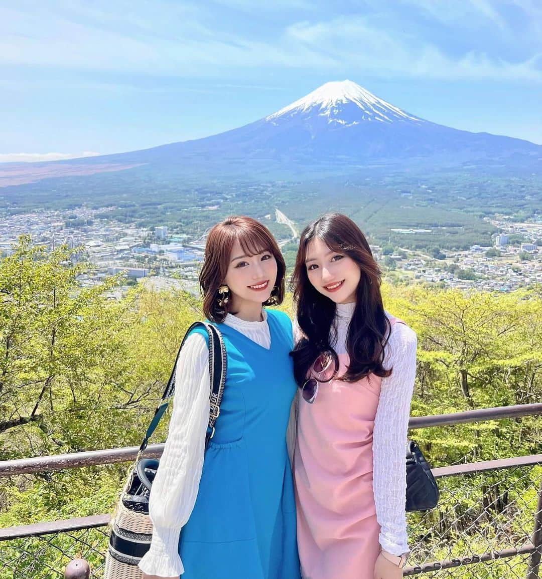 加藤里奈のインスタグラム：「⋆  富士山綺麗だった〜！！🗻  #山梨 #山梨観光 #静岡 #静岡観光 #富士山 #富士ロープウェイ #姉妹 #姉妹コーデ #mtfuji #ファッション #河口湖 #お出かけスポット #お出かけ #旅行 #旅行好きな人と繋がりたい」