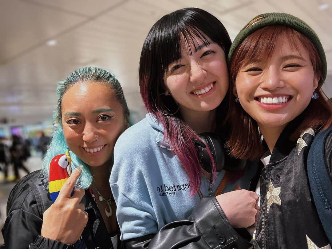 MARIA-Eさんのインスタグラム写真 - (MARIA-EInstagram)「⁡ 他作品での仲間達と こうしてまた一緒にお仕事できるのって 本当に嬉しい☺️ 嬉しくてニマニマしてるね📸 ⁡ ほんで、かいはなんで 一緒に写真撮ろうとすると 毎回ふざけんの？笑 ⁡ #MoulinRougeTheMusical #Tokyo #ムーランルージュザミュージカル」4月28日 20時30分 - maria.eeee
