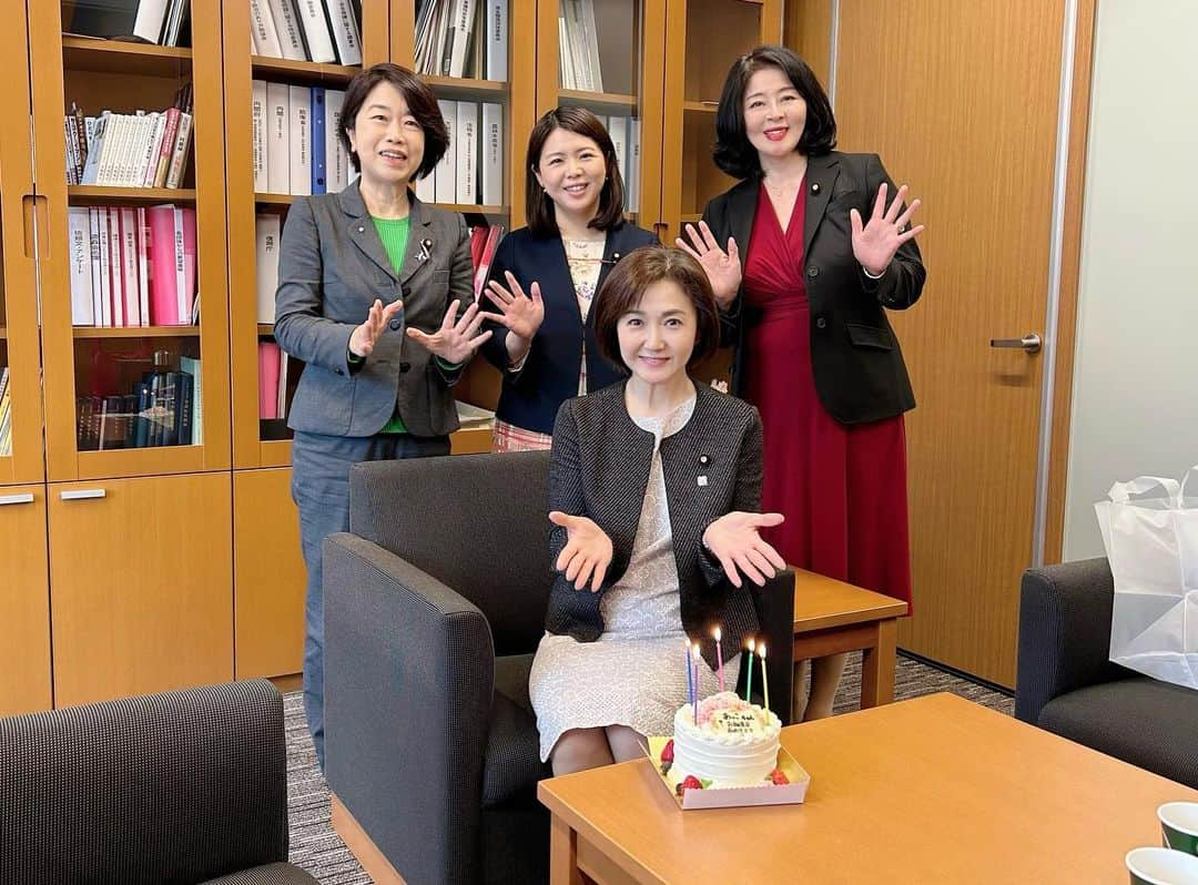 生稲晃子のインスタグラム：「本日4月28日は私の誕生日でした🎂 同期の広瀬めぐみ議員、山本佐知子議員、友納理緒議員が「サプライズお祝い」で部屋に来てくれました😂 一緒に食べたケーキは心から美味しかった。とても嬉しかったです✨✨ 有難うございました！ 気持ちを新たに頑張ります😊  #私の誕生日 #広瀬めぐみ議員 #山本佐知子議員 #友納理緒議員 #生稲晃子」