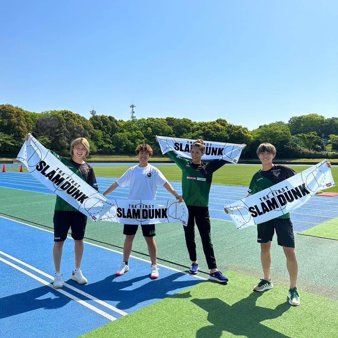 植木理子のインスタグラム：「ベレーザスラムダンク部です！  THE FIRST SLAM DUNK  の公開記念グッズのタオルが届きましたっ！  アガル。。。 自分は三っちゃん推しなので炎の男タオルも😏  競技は違えど胸打たれる作品！  皆さんももちろん見ましたよね😆  #SLAMDUNK #thefirstslamdunk  #ベレーザ #ベレーザスラムダンク部」