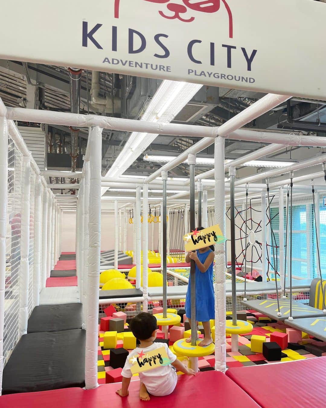 三好絵梨香のインスタグラム：「ハワイには🌺 マリンアクテビティにはまだ早い🏝 赤ちゃんや小さい子供が遊べる室内遊び場が 以外とないなぁ🫣って思ってましたが‼︎  念願のレジャースペースが 2021年にオープンしていた🥹👏 (KIDS CITY) @kidscityhawaii  さっそく行ってきたよ🌴  感想は、凄過ぎた❣️ 2階建ての室内でスケールの大きさにびっくり🫣💕  子供達も興奮して🫣 走り回って汗だく💦  写真いっぱい載せたけど、これだけじゃない❣️ もっと色々あったよ🫣  ここも滞在中リピート決まり👏 ありがたい場所🫶  ちなみに2時間コースにしてたんだけど、 まだまだ遊びたりなくて、帰らない〜‼︎‼︎💨と 駄々をこねる息子を連れ出すのに必死だった。  (お昼ご飯だよ!お昼食べたらすぐまた遊びに来よ‼︎って ウソをついてしまう私､､､) 次は3時間以上にしないと🫣💦  ワードエリアにあるから お買い物ついでにオススメです🫶  ネットで事前予約ができるよ👍 Kids City  #ハワイ#子連れハワイ#hawaii」