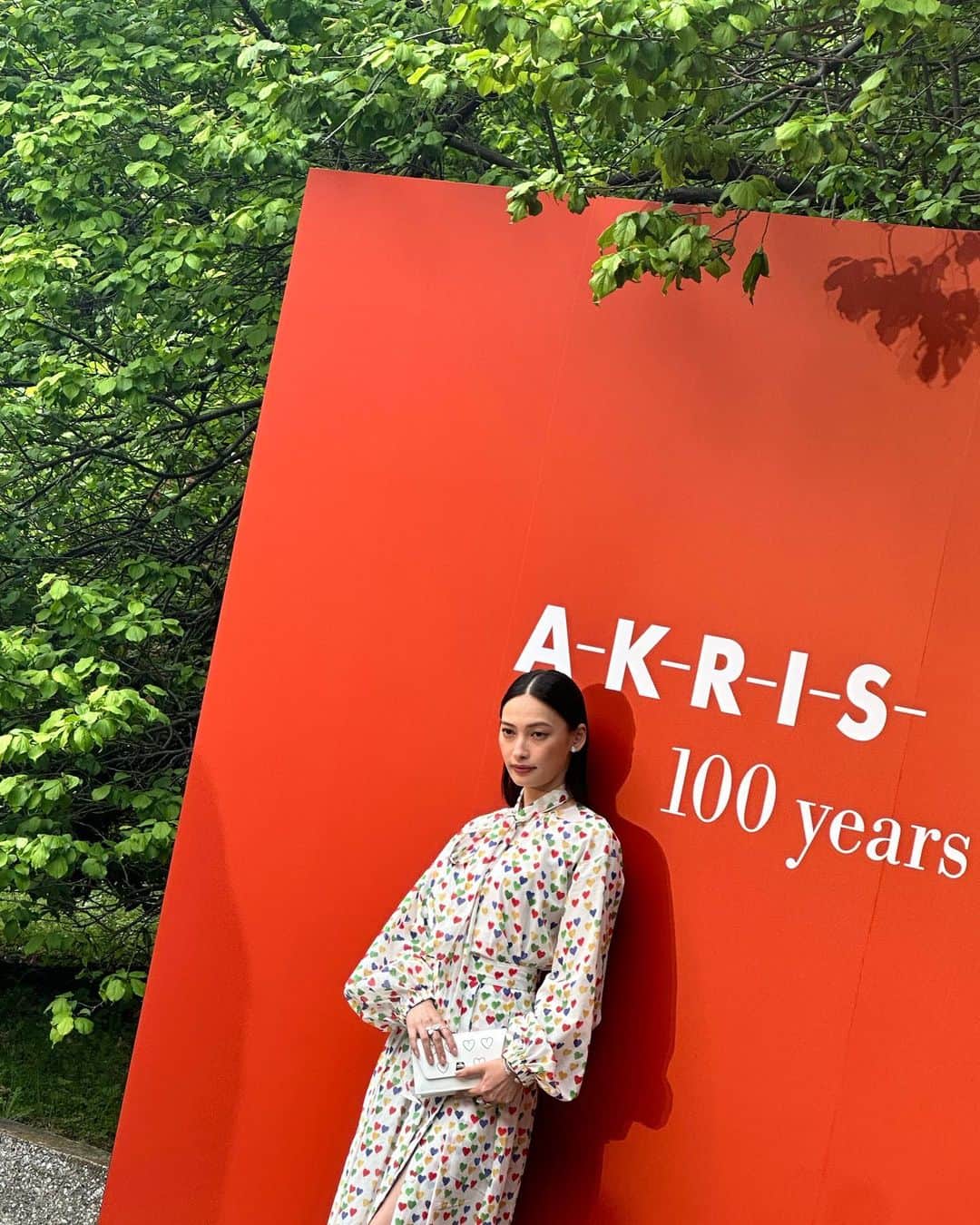 大政絢さんのインスタグラム写真 - (大政絢Instagram)「Akrisがブランド誕生100周年を記念して、 "A Century in Fashion 2023 Akris Fall Winter Collection Show”を 東京国立博物館法隆寺宝物館で開催されました☺️✨  間近でショーを見ることができ、細かいところまで美しいAkrisのルックに感動しました。  私が着用したのは、今季のキーモチーフのハートが沢山施された ブラウスとスカート 程よいオーバーサイズのシルエットにキッチュなハート柄、大人の遊び心が素敵でした💕  クリエイティブディレクターのアルベルト ・ クリー ムラーさんとも😊  @akrisofficial  #Akris#アクリス#Akris100Years」4月28日 20時37分 - aya_omasa_official