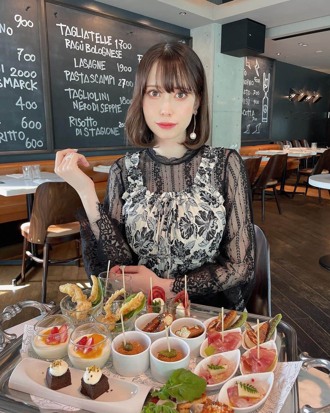 藤城アンナさんのインスタグラム写真 - (藤城アンナInstagram)「@fratelliparadisojapan afternoon tea☕️ with @pochi.official   ぽちとアフタヌーンティー♡ セイボリーに大好物のソフトシェルクラブあった🦀 どれも美味しかった 𓌉◯𓇋 アフタヌーンティーで写真撮る時、ポーズ迷いがち👨🏼  #アフタヌーンティー #afternoonteatime  #afternoontea #pr #アフヌン #ヌン活 #表参道ヒルズ #表参道 #表参道グルメ」4月28日 20時38分 - annafujishirochan