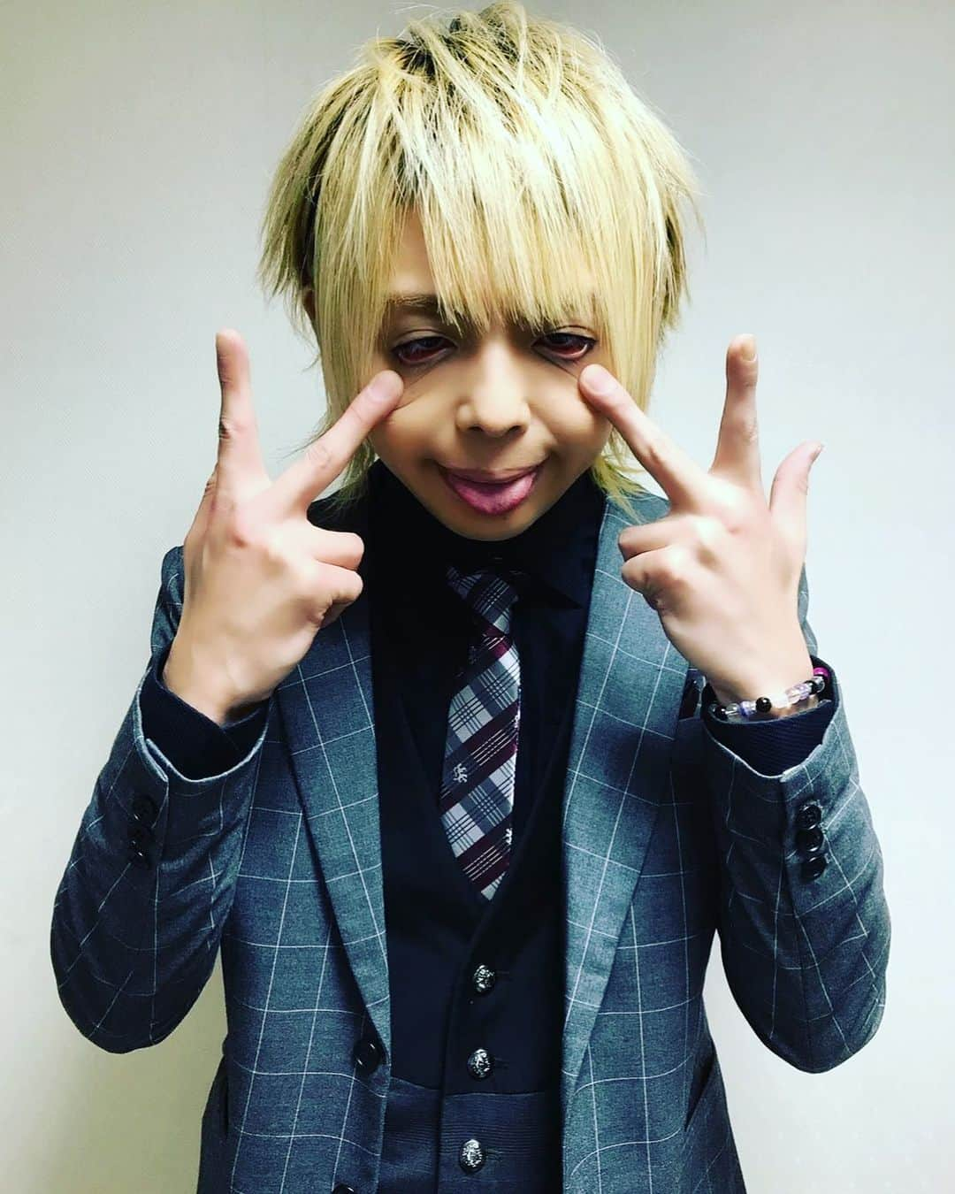 Kouichiさんのインスタグラム写真 - (KouichiInstagram)「Instagramを再開してから、ありがたくも色々とメッセージを戴くようになりました。  プラスして、たまにフォローしてくれてるみんなのストーリー（合ってる？？？） を覗きに行ったりするんですが…  最近思うことがありまして…  なんか、わりとみんなふつうに結婚してたりママになってたりパピーになってるのね💦 少なくとも言えるのは、みんな 楽しそうだね  あのね…  それ ふつーに 焦る  ………  大丈夫なんか俺！？！？！？💦  …  。。。。。😂  …  「僕は独身貴族なんで〜」とか イキり散らかしてる自分が なんか 寒くなってきたぞ…  ……  …  …………  …  誰か  俺を引き取ってくれ…  マジで  P・S 世間は華の金曜日なのに 自宅で1人、嵐のLAST LIVEの大野くんのMCで号泣しそうになっている 独身男子より  #カメレオ #Kameleo #Bass #ベース #Kouichi #嵐 #LAST  #LIVE #大野くん #MC #めちゃ #泣ける #号泣」4月28日 20時39分 - kamekouchian