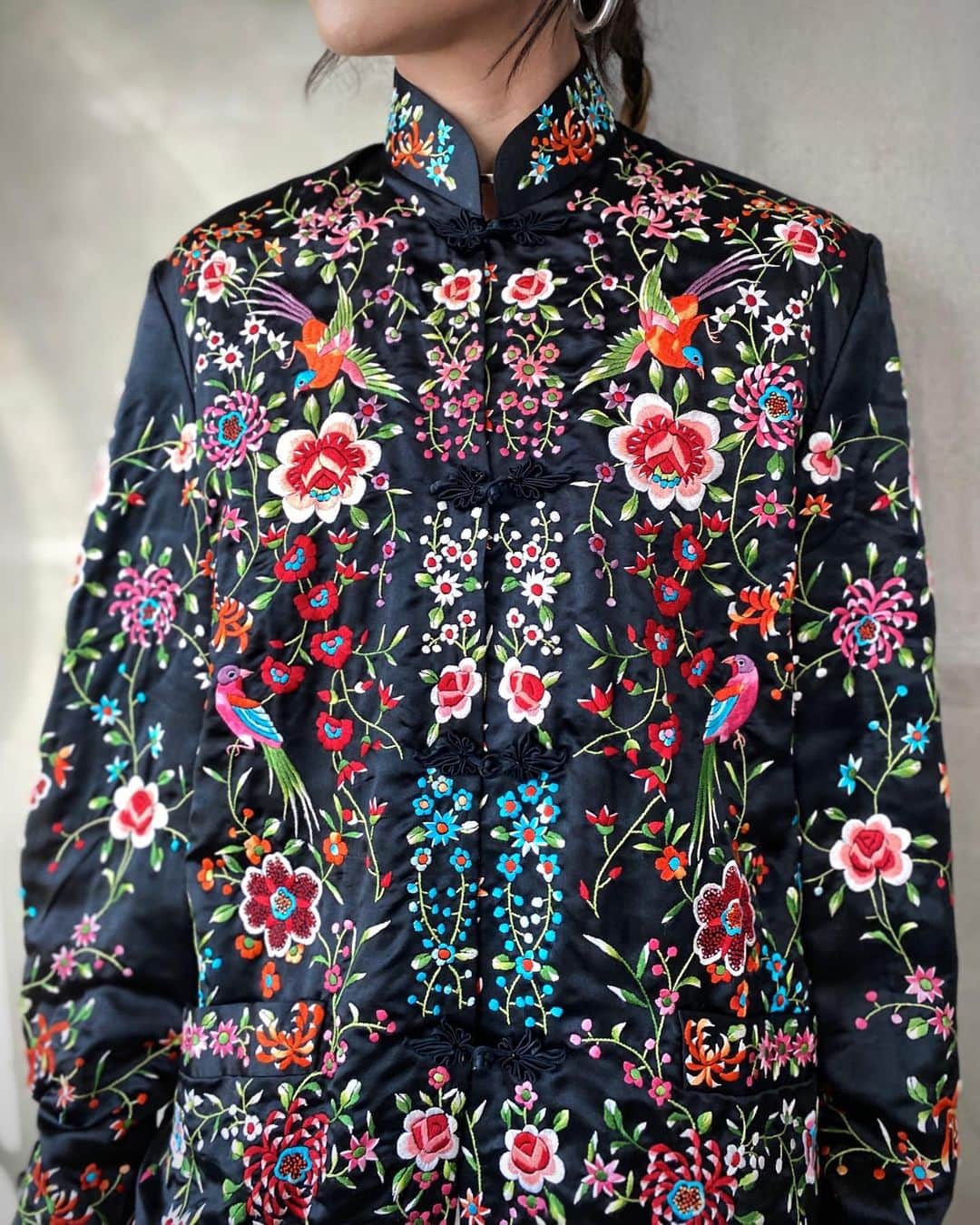 Chief used&vintageのインスタグラム：「“1960s Embroidered Chinese Jacket “ Online Store New Arrival  オンラインストアにて販売中 在庫１点のみ  １９６０年代ヴィンテージのマンダリンチャイナジャケット。 ひと目で目を奪われる 贅沢な刺繍も美しいまま残っています。 色とりどりの草花や小鳥たちの 可愛らしい姿もナイスクオリティ。  ヴィンテージの刺繍がお好きな方でしたら 一生ものとして 長くご愛用いただけるデザインです。 この機会にぜひチェックなさって下さいね。  詳細はタグ付けより オンラインストア商品ページにお進み下さい。」