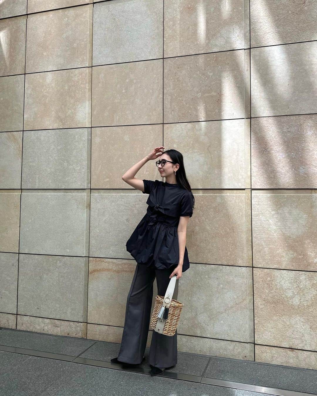 鈴木詩織のインスタグラム：「バルーンがたまらなく可愛いトップス💙 @hiand_official のpop upで一目惚れしたよっ🤭  後ろ姿も可愛くてとってもお気に入り🫶🏻  パンツはフレアの広がりが綺麗な @anuans.official ✨ センタープレスがしっかり入っているのでかなり着回しできそう🫡 アニュアンスのボトムスシリーズ好き♡  ⁡  #shiorin_styling#hiand#anuans#ハイアンド#アニュアンス」