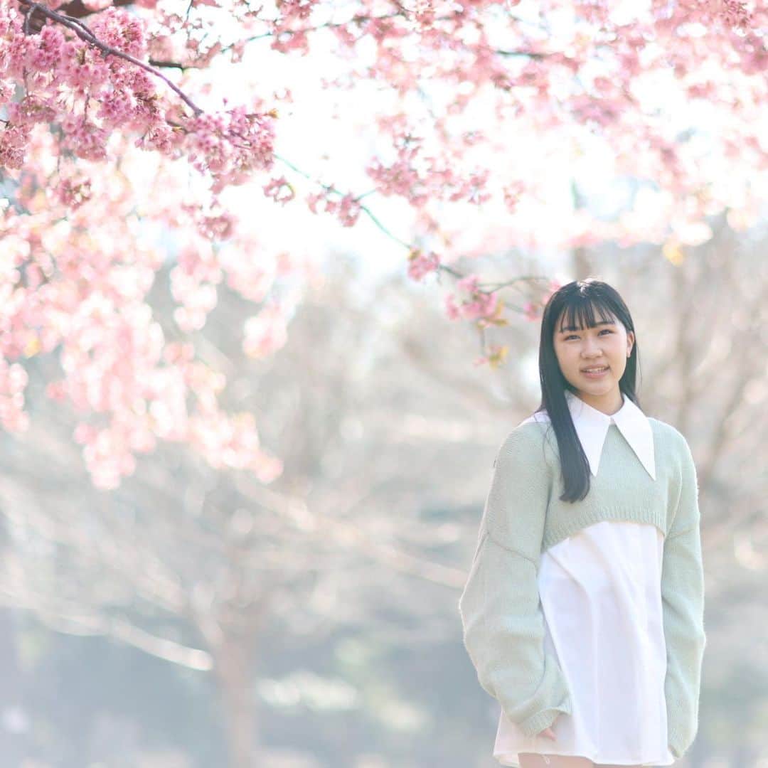鈴木夢さんのインスタグラム写真 - (鈴木夢Instagram)「こんばんは📷✨  少し前にアイコンを変えました！！ いかがしょうか！！！ いつもとは、違う感じしませんか？？笑 今回は、あまり笑わないクールなパターンも多く撮っていただきました🙎‍♀️ ・ ・ 桜がとっても綺麗な時期に撮影でした〜 桜の可愛いピンクと、衣装の緑がマッチしてふわふわした感じがお気に入りです💓  スタジオではかっこよく😎✨ ・ ・ 他にもまだまだお見せしたい写真あるので、 少しずつ、Twitterで載せていこうと思います！  Chiai （@mamatime.chiai_official）さん、今回もありがとうございます🙇💕 外ロケ、スタジオ、ずーーっと楽しかったです！ また、よろしくお願いします！！！！  #宣材写真#アイコン #桜#春 #Chiai さん」4月28日 20時42分 - s_yume_ta