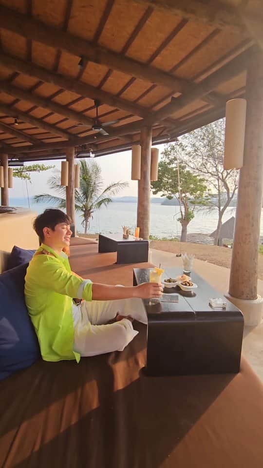 アイス・サランユーのインスタグラム：「There's nothing better than staying in the best place  With best food & best sevices  @nakaislandphuket #nakaisland #nakaislandphuket For your wonderful time 👇 https://th.nakaislandphuket.com/」